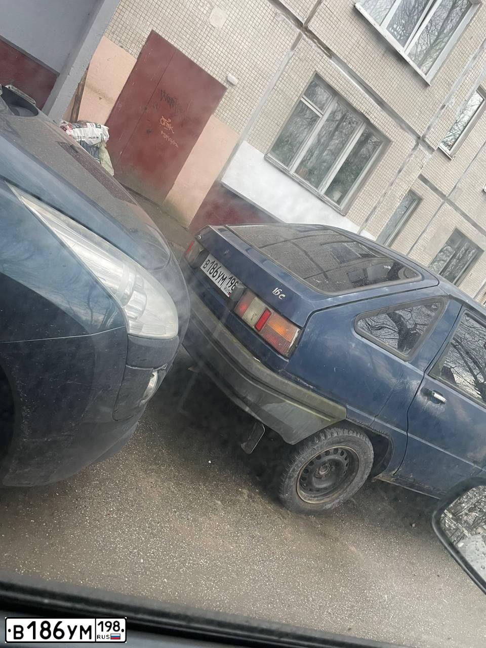 Фото автомобиля IZH 2126, 2002 — госномер В186УМ198. Цвет: ТЕМНО-СИНИЙ
