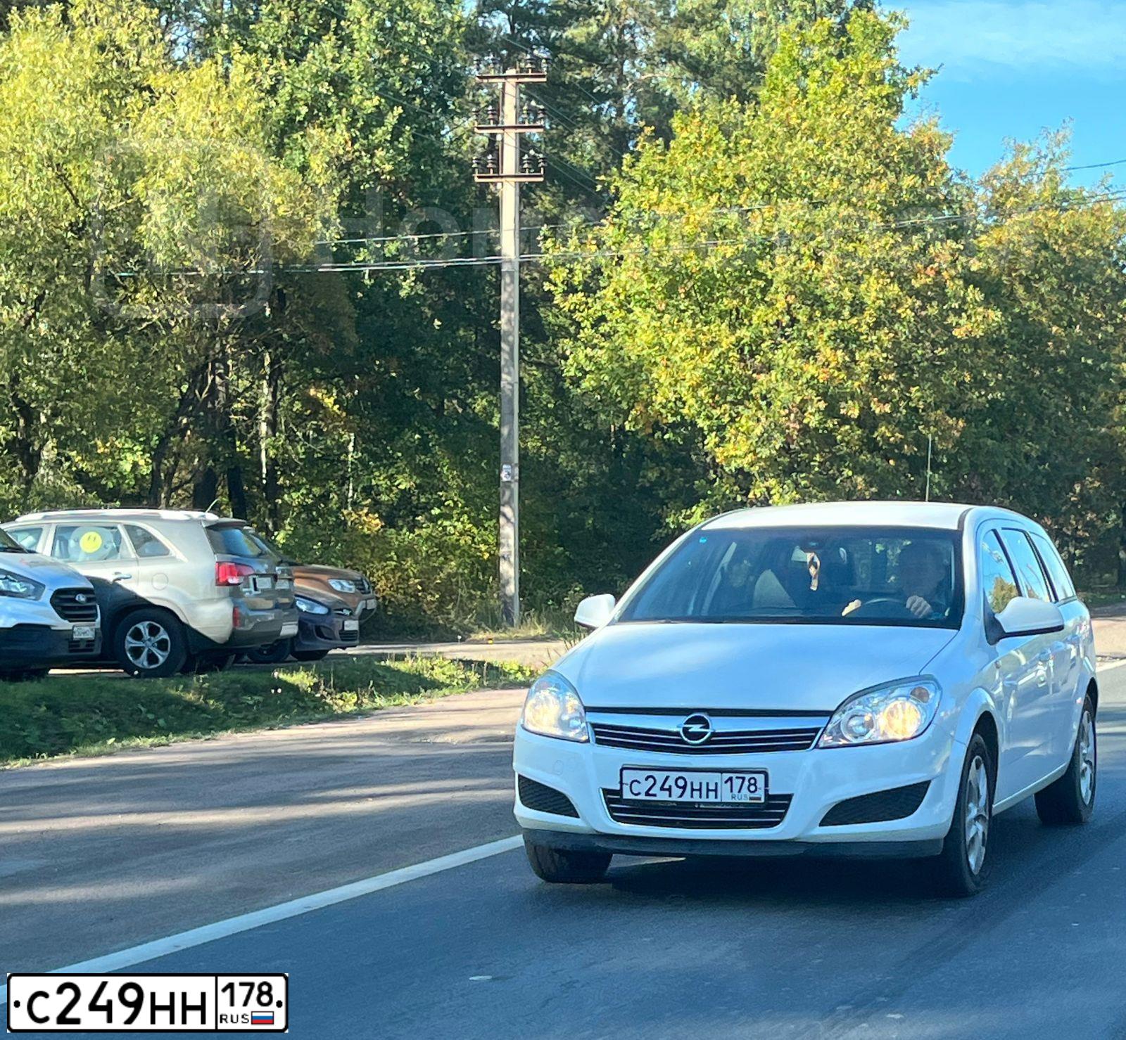 Фото автомобиля OPEL ASTRA, 2014 — госномер Е249ТХ178. Цвет: БЕЛЫЙ