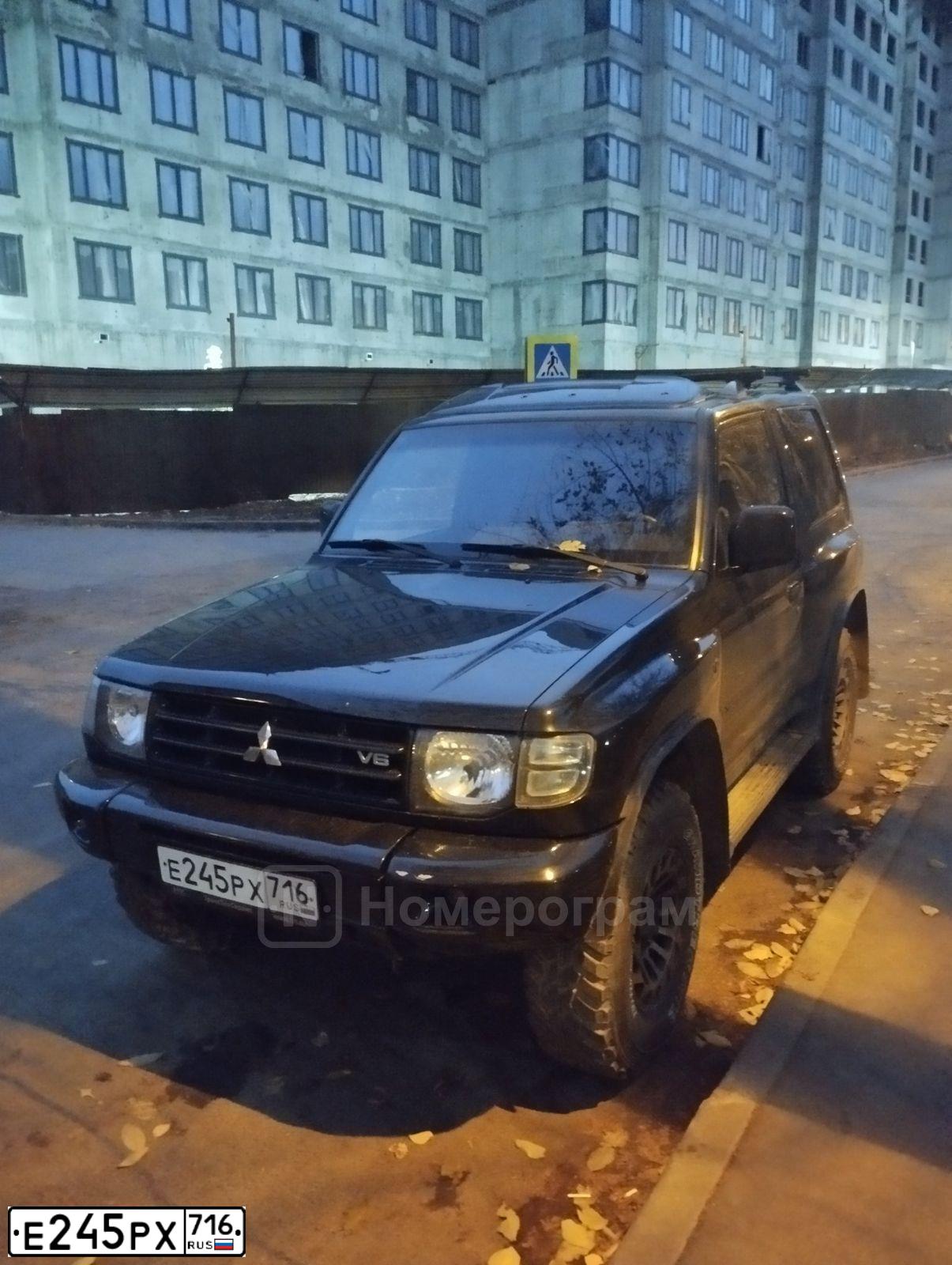 Фото автомобиля MITSUBISHI PAJERO, 1998 — госномер Е245РХ716. Цвет: ЧЕРНЫЙ