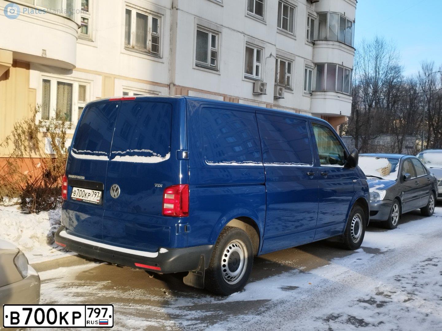 Фото автомобиля VOLKSWAGEN TRANSPORTER, 2015 — госномер В700КР797. Цвет: синий