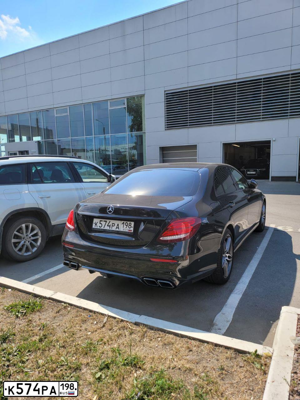 Фото автомобиля MERCEDES E-KLASSE, 2019 — госномер С999КЕ161. Цвет: ЧЕРНЫЙ