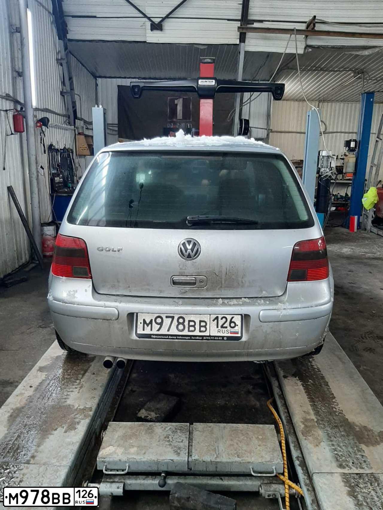 Фото автомобиля VOLKSWAGEN GOLF, 2001 — госномер В095СА26. Цвет: БЕЛЫЙ СЕРЕБРИСТЫЙ