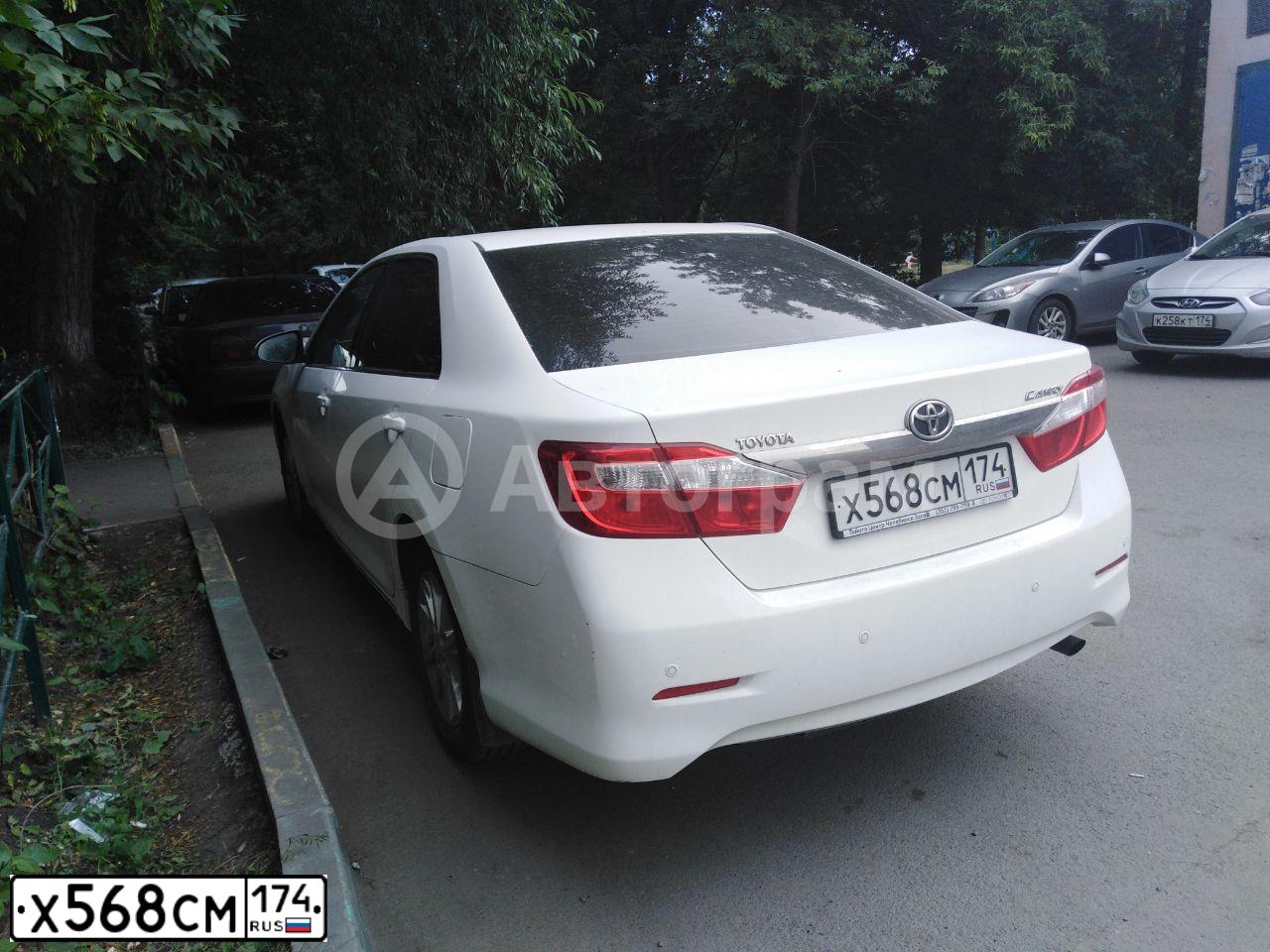 Фото автомобиля TOYOTA CAMRY, 2014 — госномер Х568СМ174. Цвет: БЕЛЫЙ