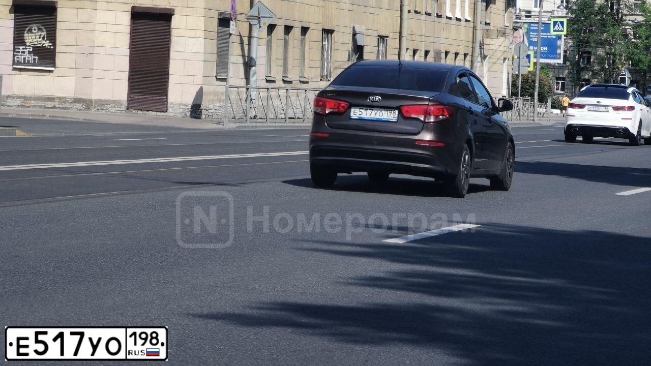 Фото автомобиля KIA RIO, 2015 — госномер Е517УО198. Цвет: КОРИЧНЕВЫЙ