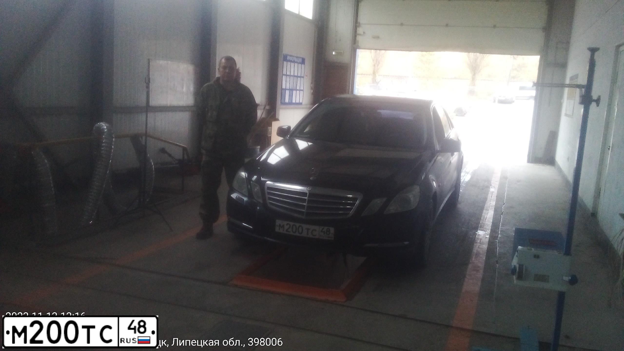 Фото автомобиля MERCEDES E-KLASSE, 2010 — госномер М200ТС48. Цвет: ЧЕРНЫЙ