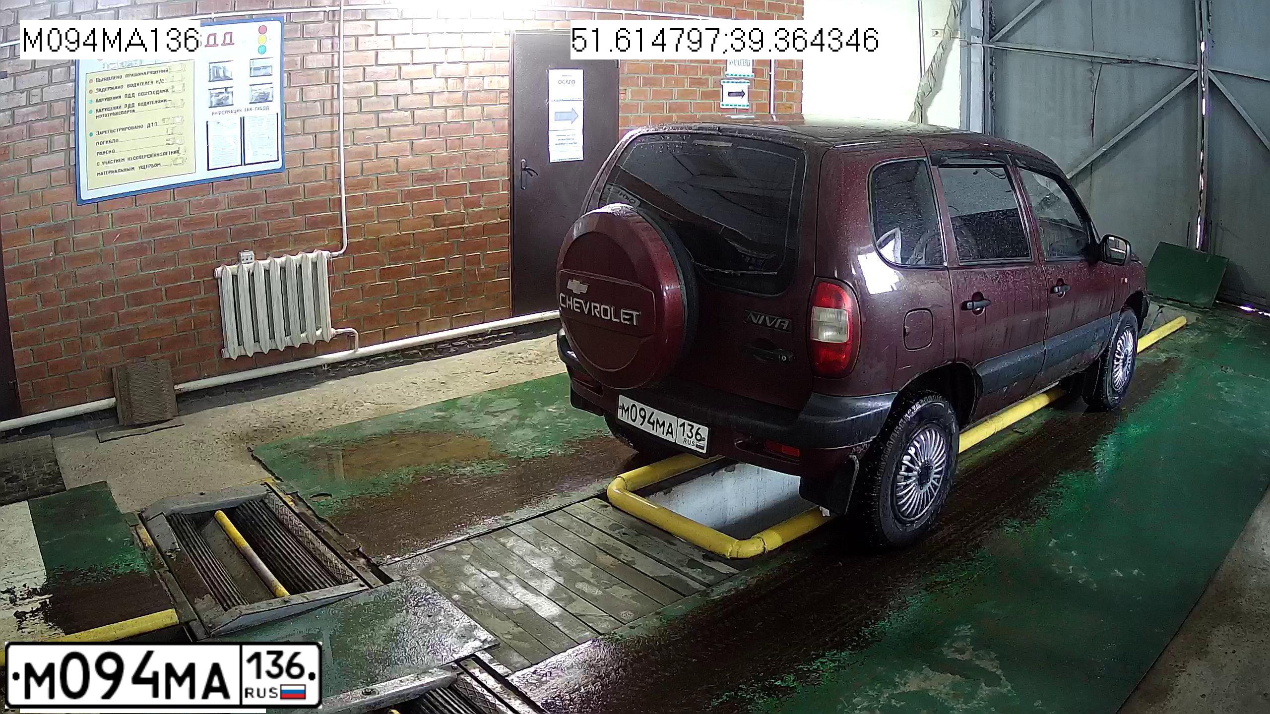 Фото автомобиля CHEVROLET NIVA, 2004 — госномер К323ОТ36. Цвет: СЕРЕБРИСТО-ЯРКО КРАСНЫЙ
