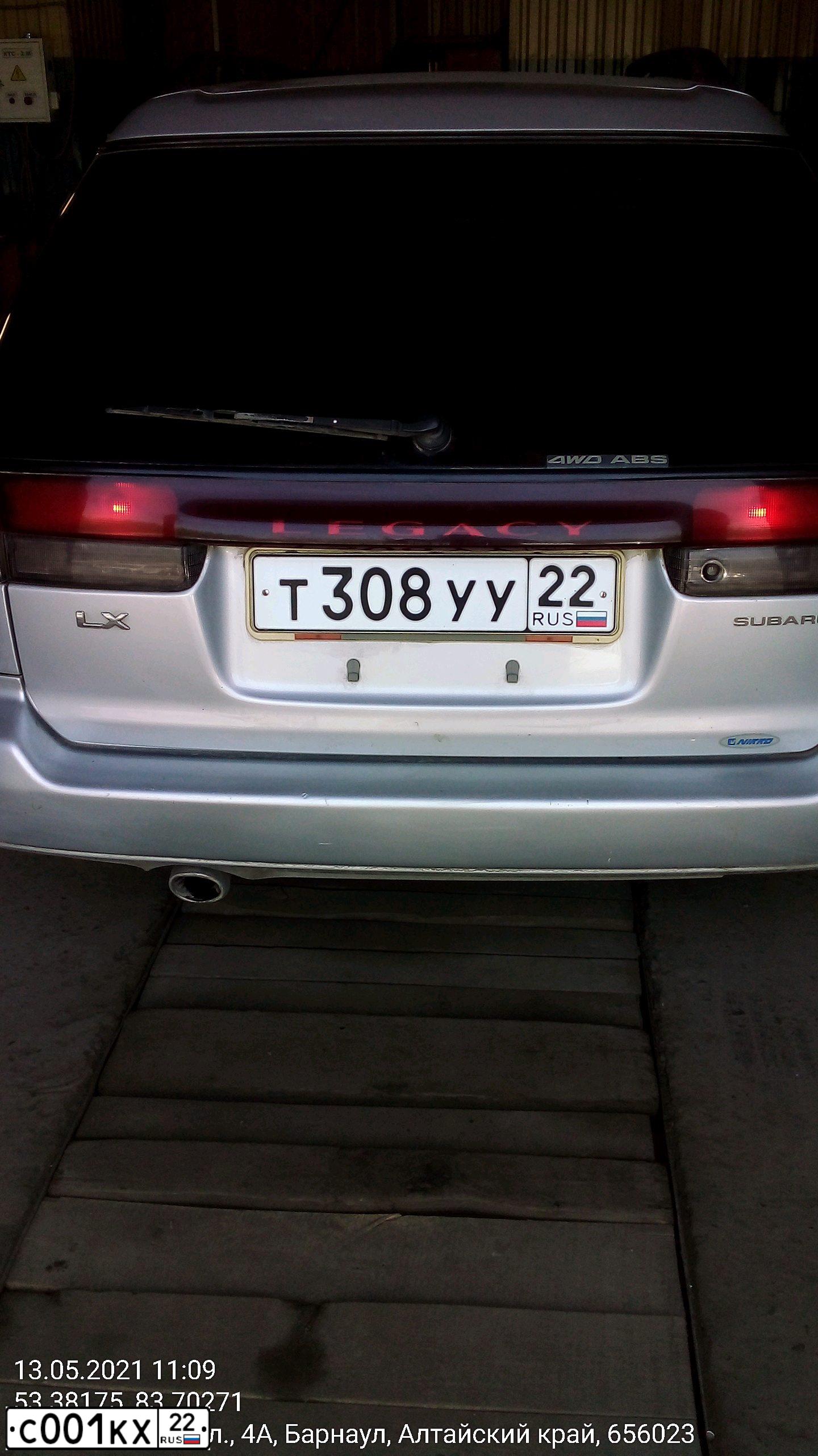 Фото автомобиля LINCOLN TOWN CAR, 2005 — госномер Р025НН70. Цвет: Белый