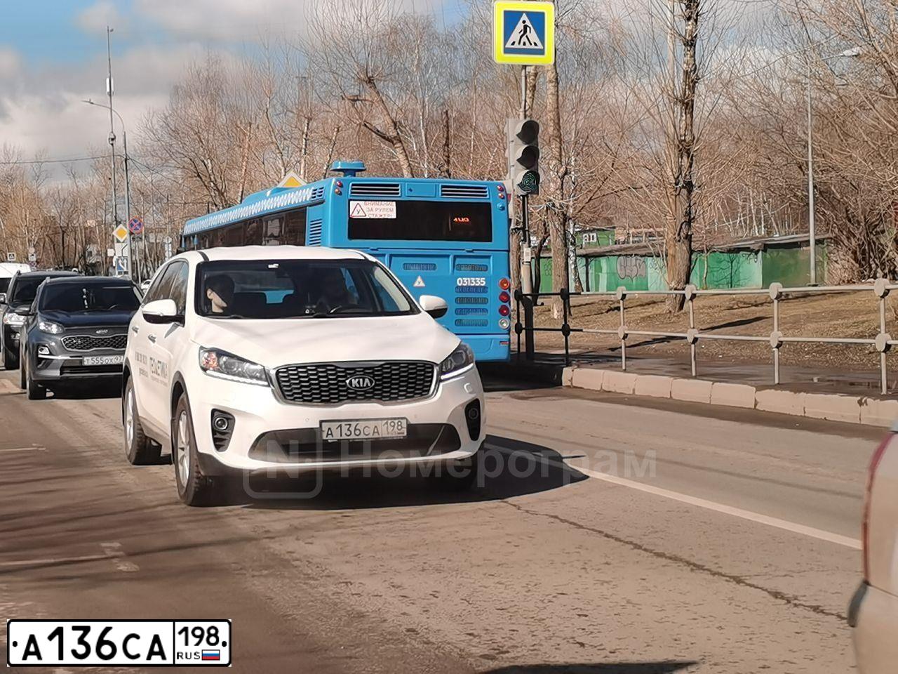 Фото автомобиля KIA SORENTO, 2018 — госномер В610КН790. Цвет: Белый