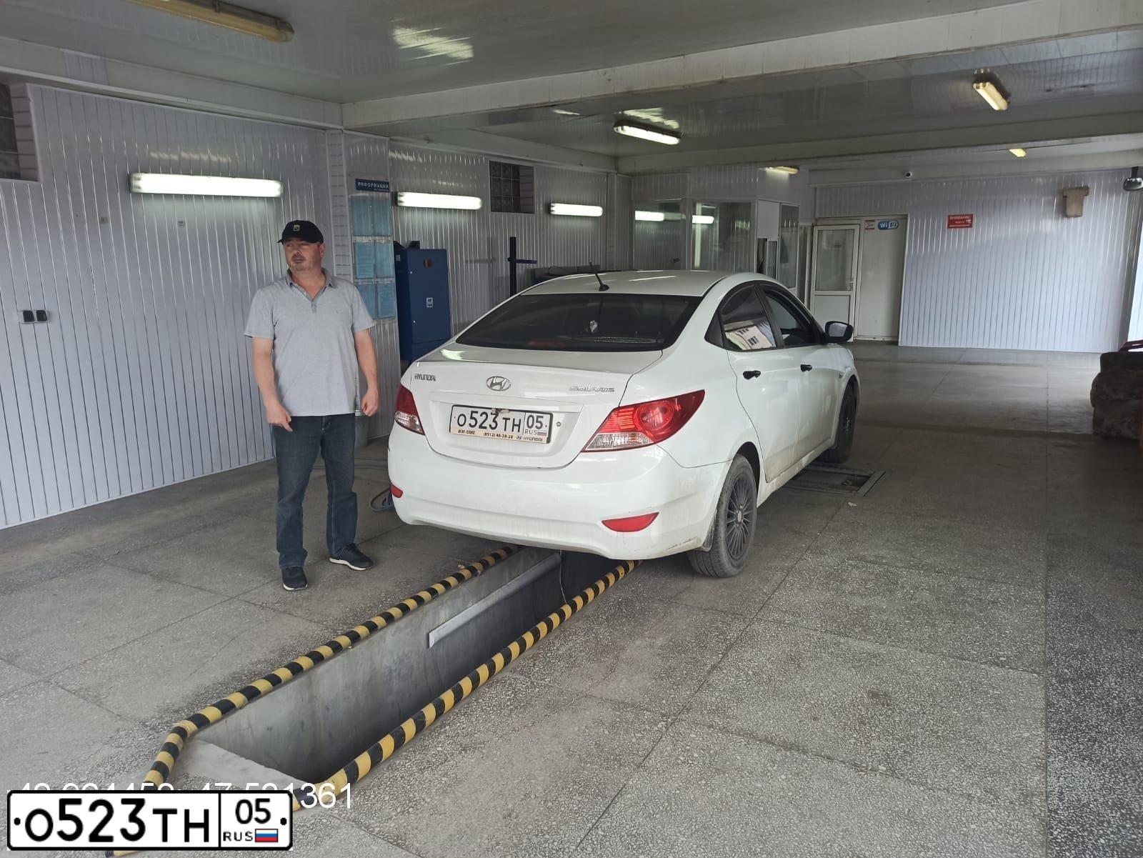 Фото автомобиля HYUNDAI SOLARIS, 2013 — госномер С774СТ05. Цвет: Белый