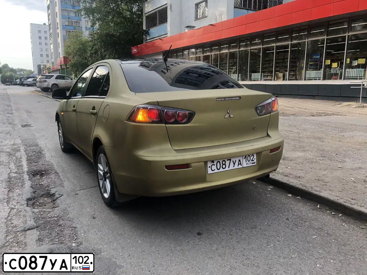 Фото автомобиля MITSUBISHI LANCER, 2010 — госномер С087УА102. Цвет: ЧЕРНЫЙ