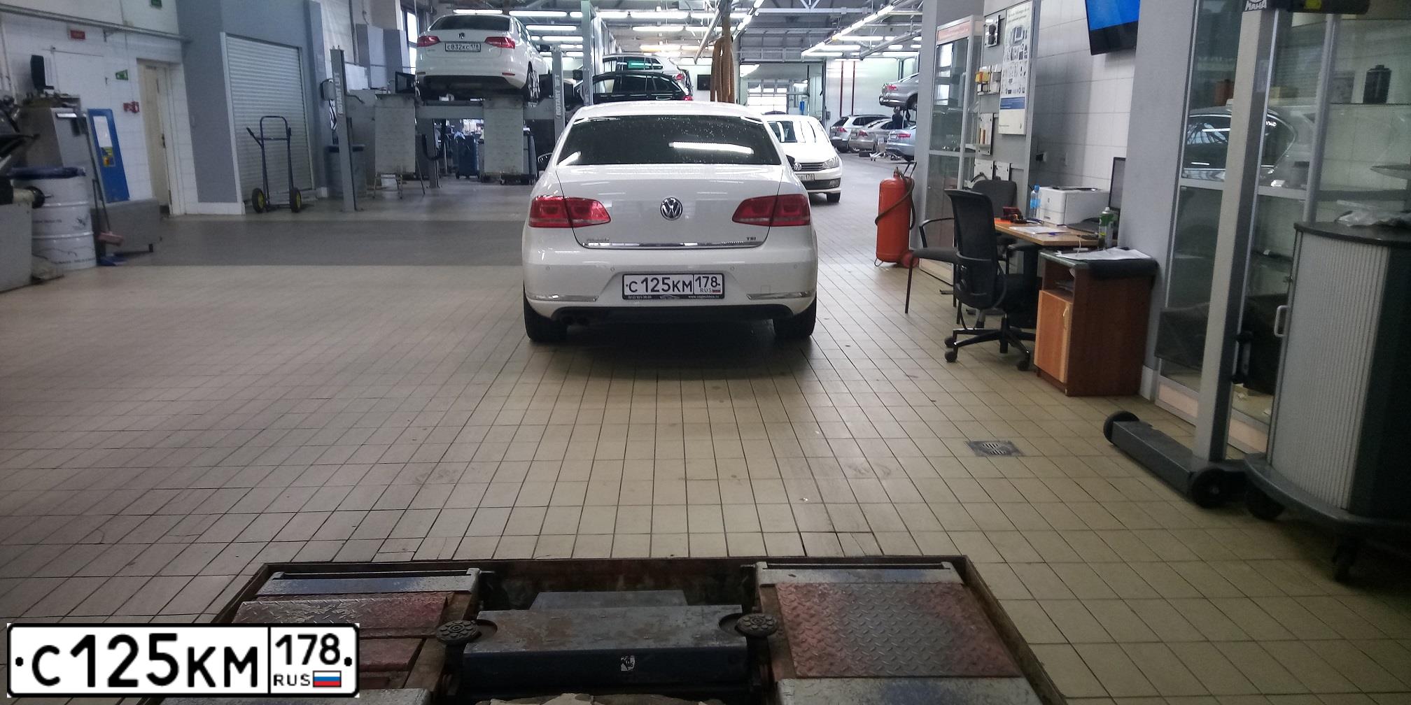 Фото автомобиля VOLKSWAGEN PASSAT, 2012 — госномер С125КМ178. Цвет: Белый