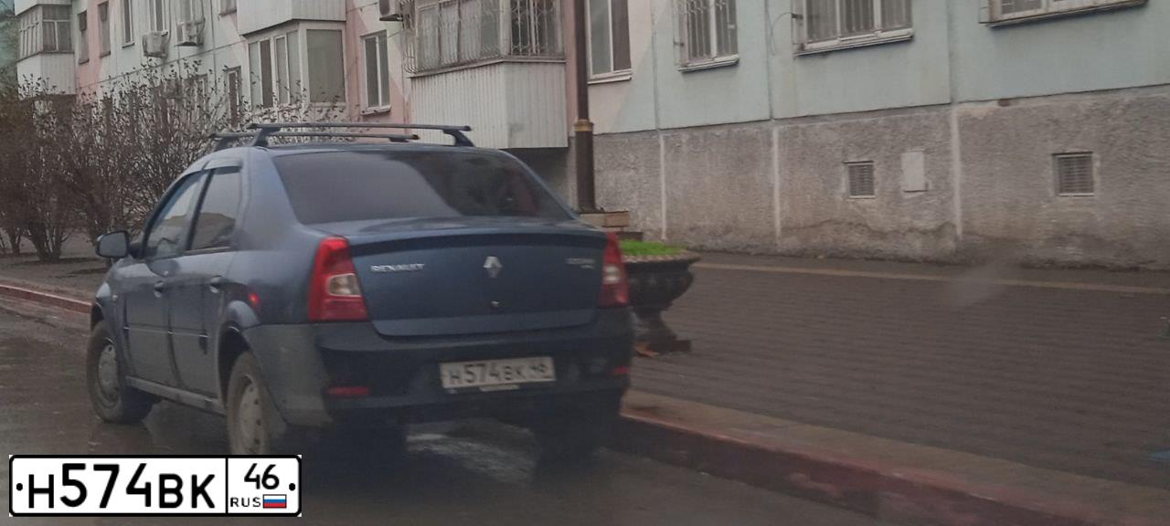 Фото автомобиля RENAULT LOGAN, 2013 — госномер Н574ВК46. Цвет: синий
