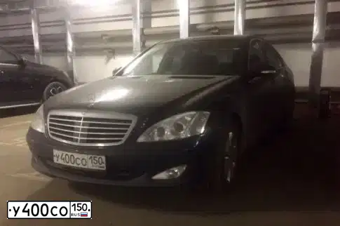 Фото автомобиля MERCEDES S-KLASSE, 2008 — госномер У400СО150. Цвет: ЧЕРНЫЙ