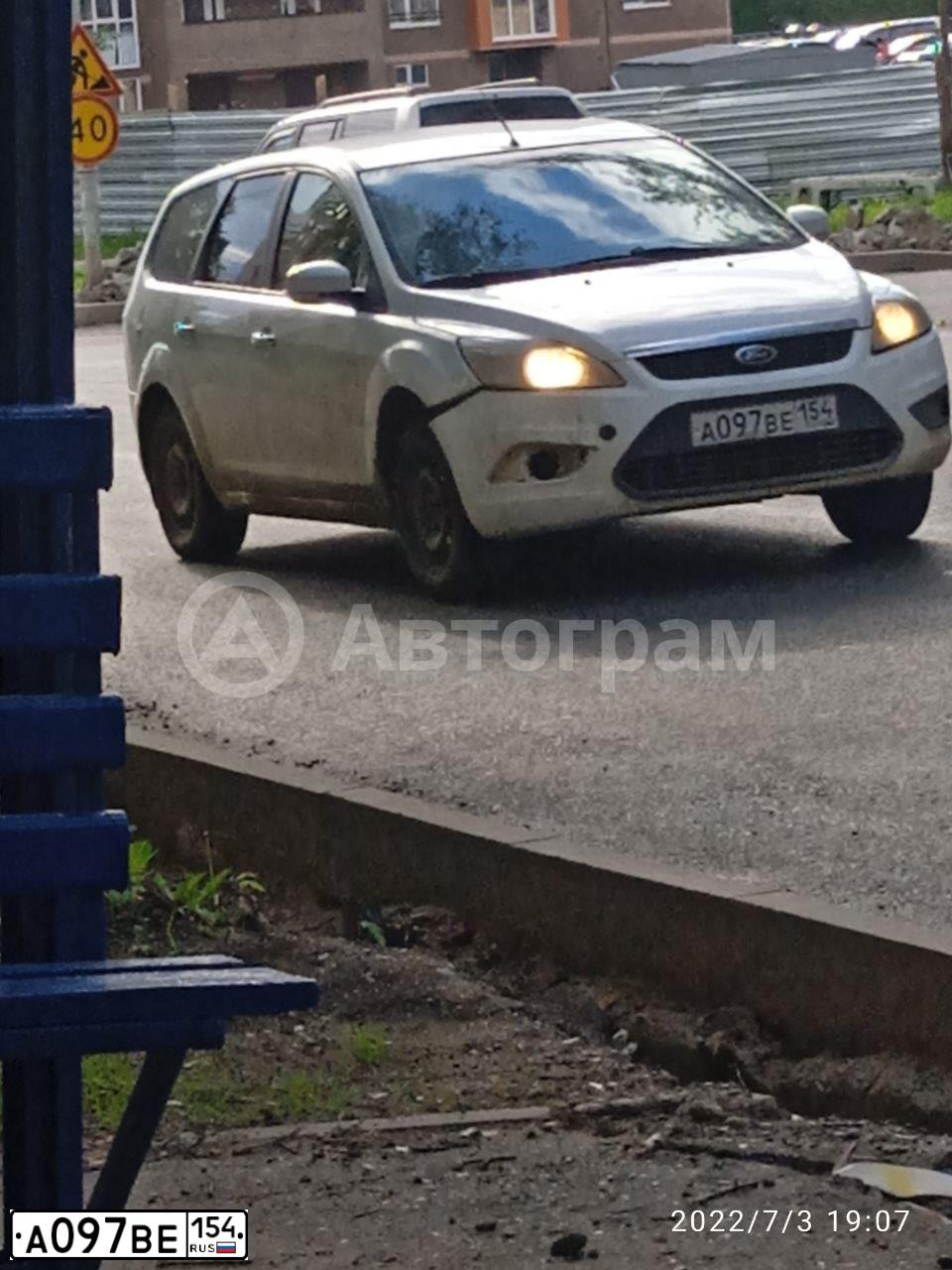 Фото автомобиля FORD FOCUS, 2010 — госномер А551НС142. Цвет: БЕЛЫЙ