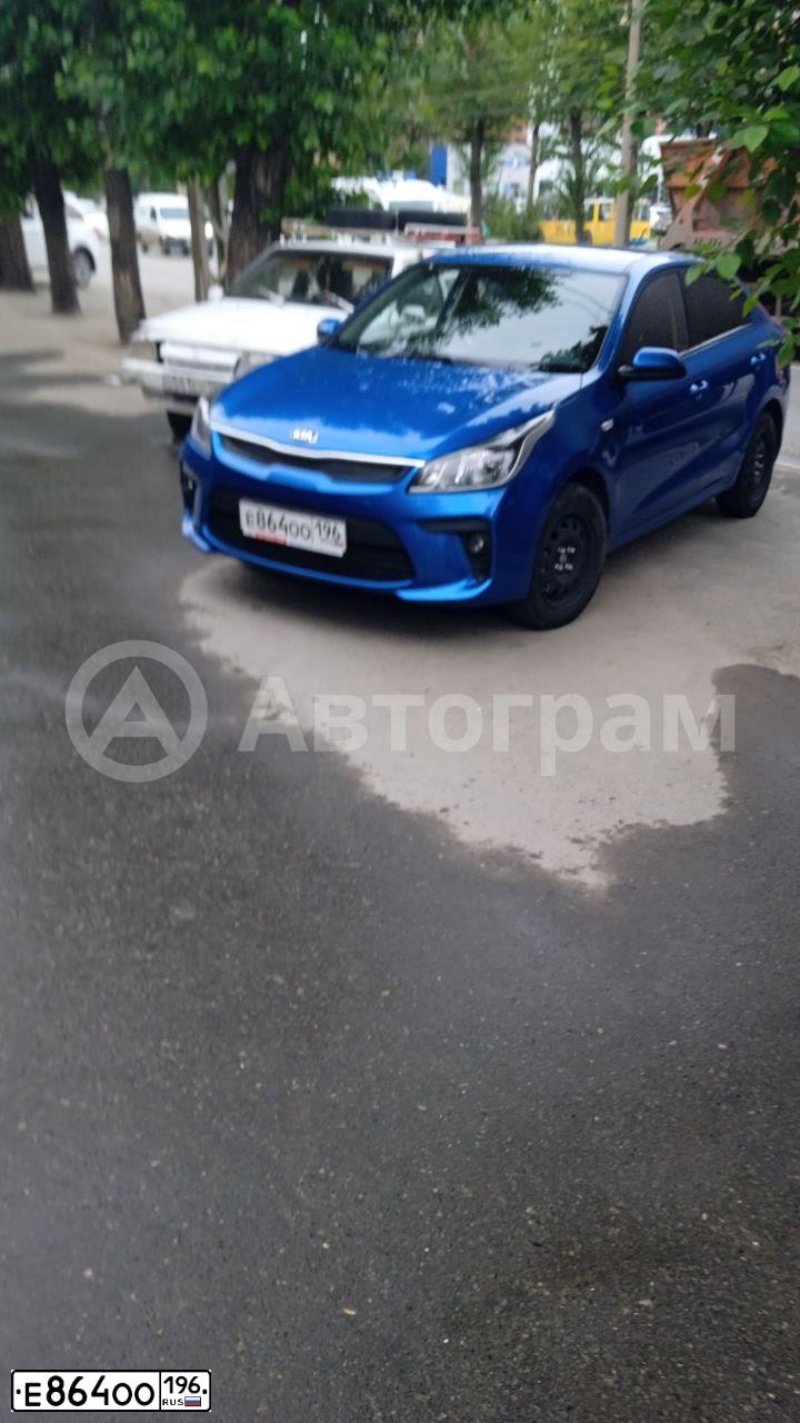 Фото автомобиля KIA RIO, 2017 — госномер Е864ОО196. Цвет: СИНИЙ