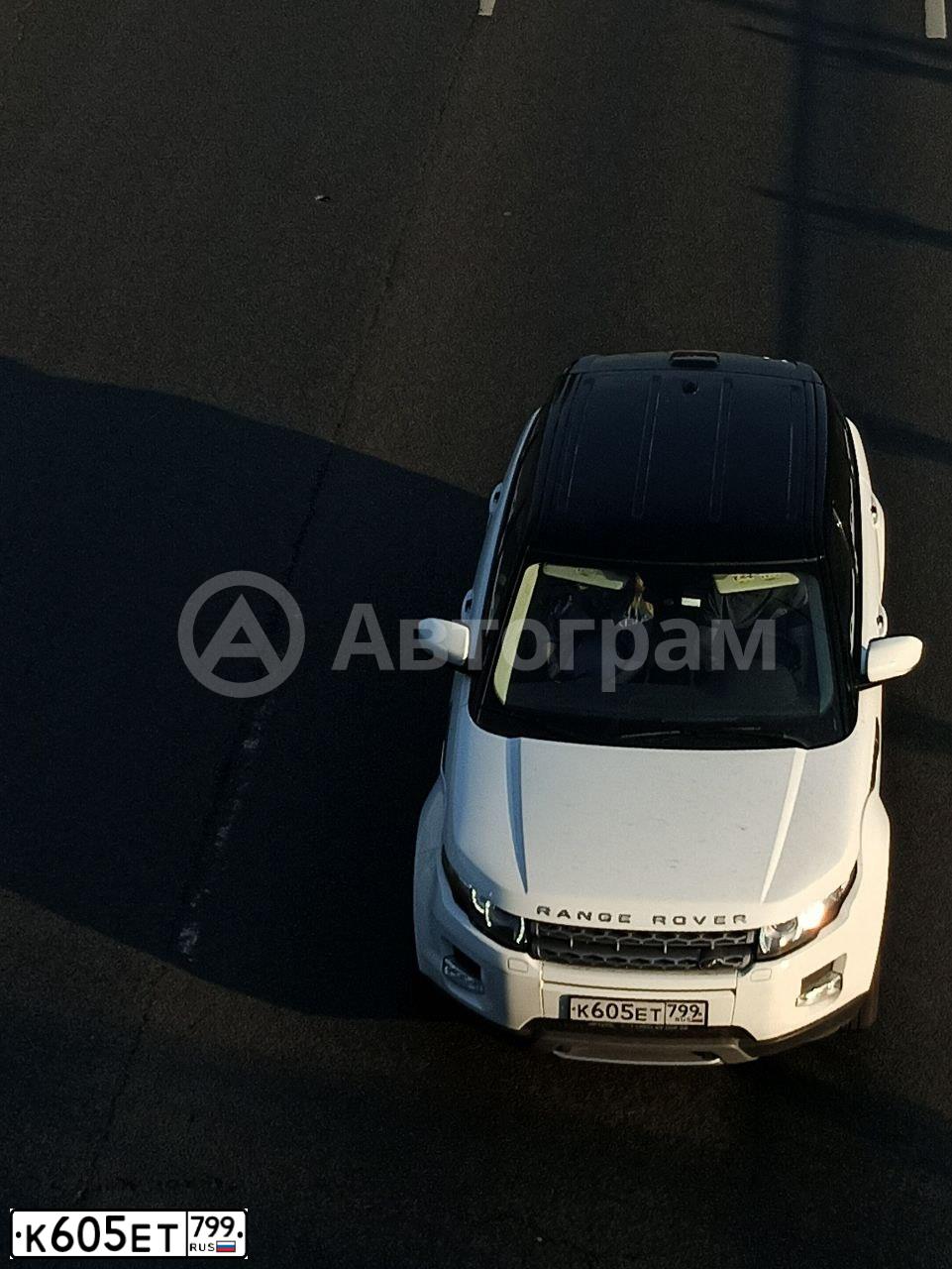 Фото автомобиля LANDROVER RANGE ROVER EVOQUE, 2013 — госномер К605ЕТ799. Цвет: ЯРКО-БЕЛЫЙ