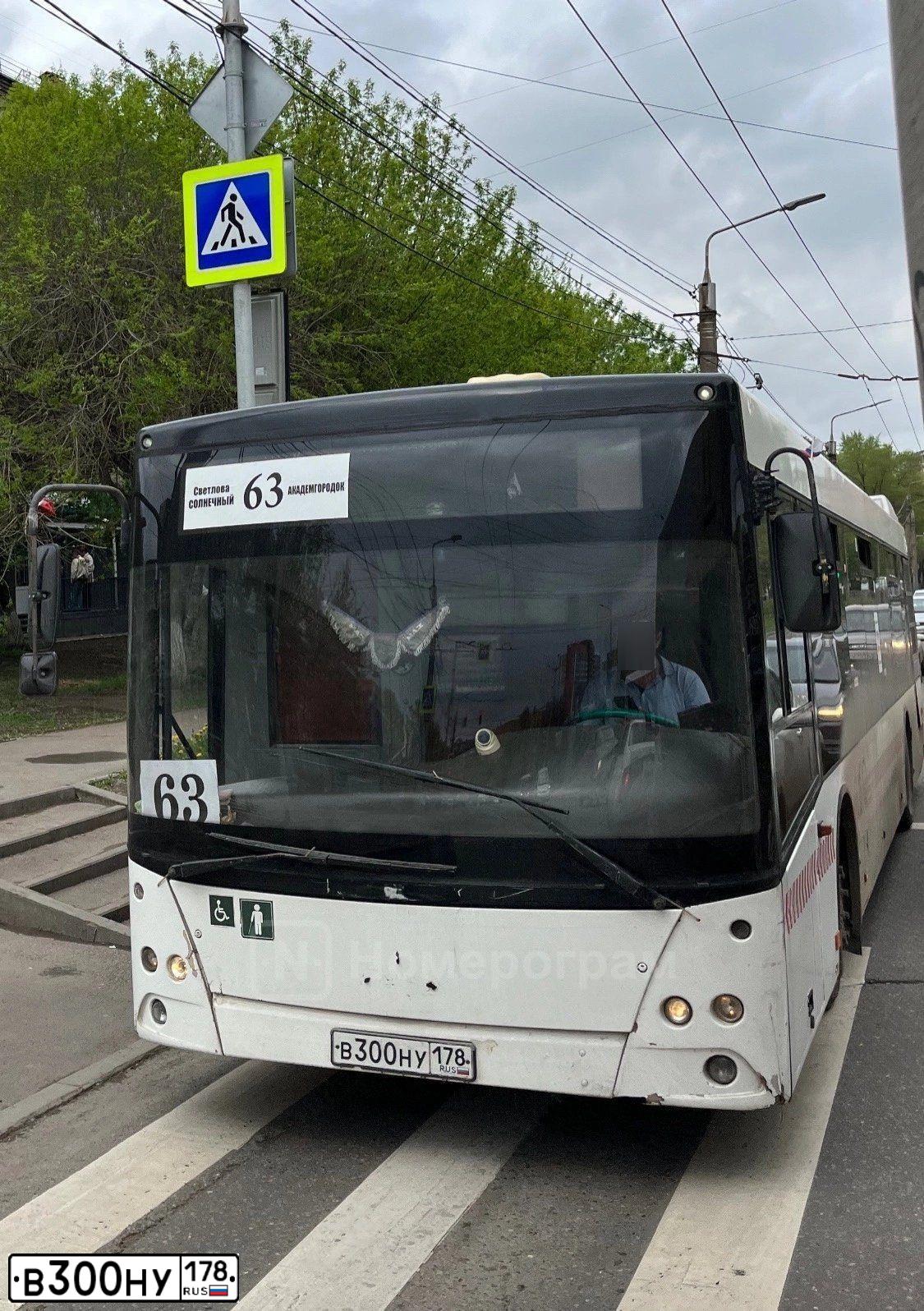 Фото автомобиля MAZ Z 203, 2012 — госномер В300НУ178. Цвет: Белый