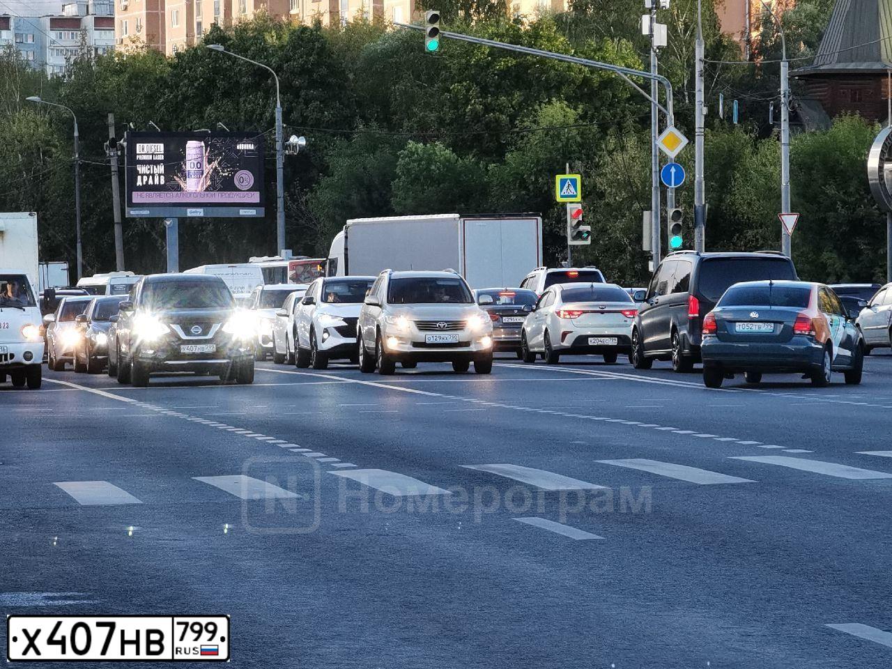 Фото автомобиля AUDI Q7, 2012 — госномер Р218ТХ750. Цвет: Серый