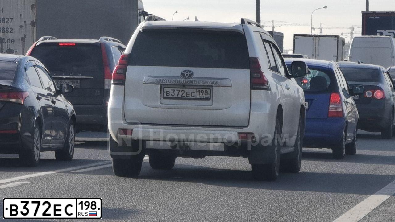 Фото автомобиля TOYOTA LANDCRUISER, 2018 — госномер В372ЕС198. Цвет: БЕЛЫЙ
