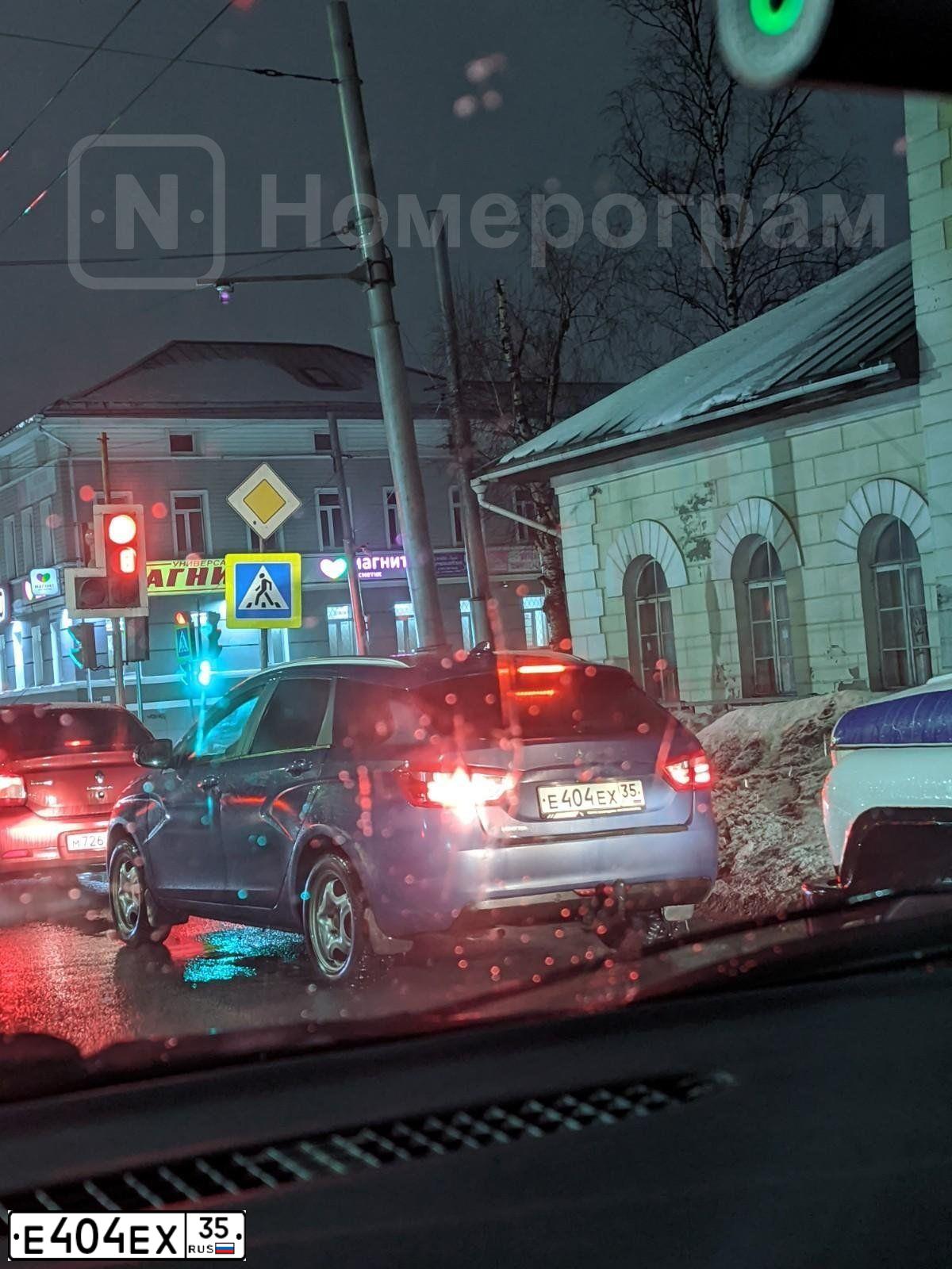 Фото автомобиля LADA 2190 GRANTA, 2013 — госномер Е404ЕХ35. Цвет: СВЕТЛО-ЗЕЛЕНЫЙ