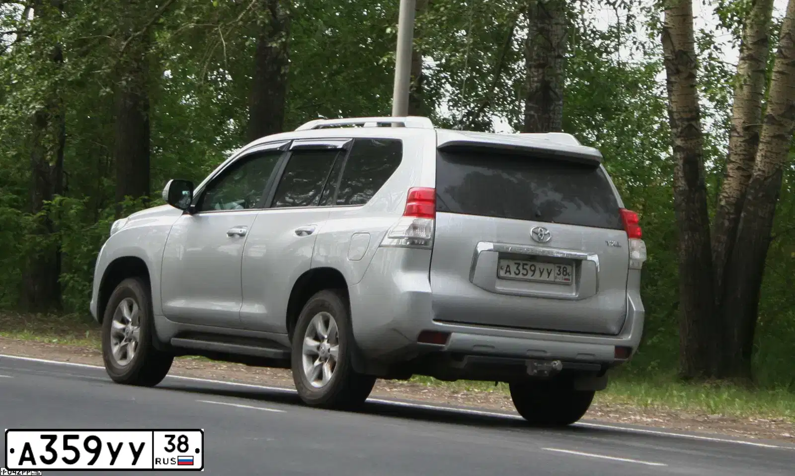 Фото автомобиля TOYOTA LANDCRUISER, 2010 — госномер А359УУ38. Цвет: СЕРЫЙ