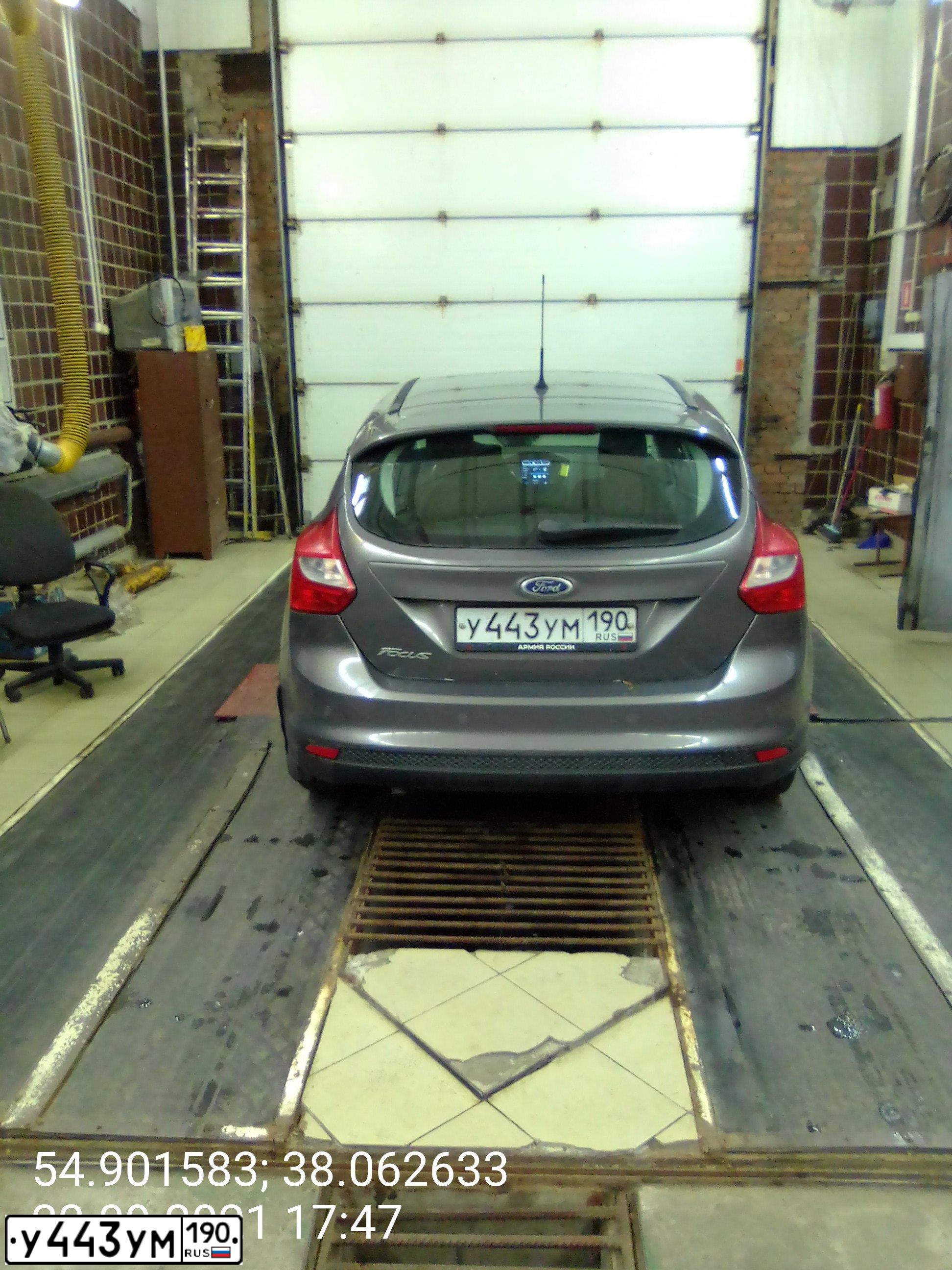 Фото автомобиля FORD FOCUS, 2012 — госномер У443УМ190. Цвет: СЕРО-КОРИЧНЕВЫЙ