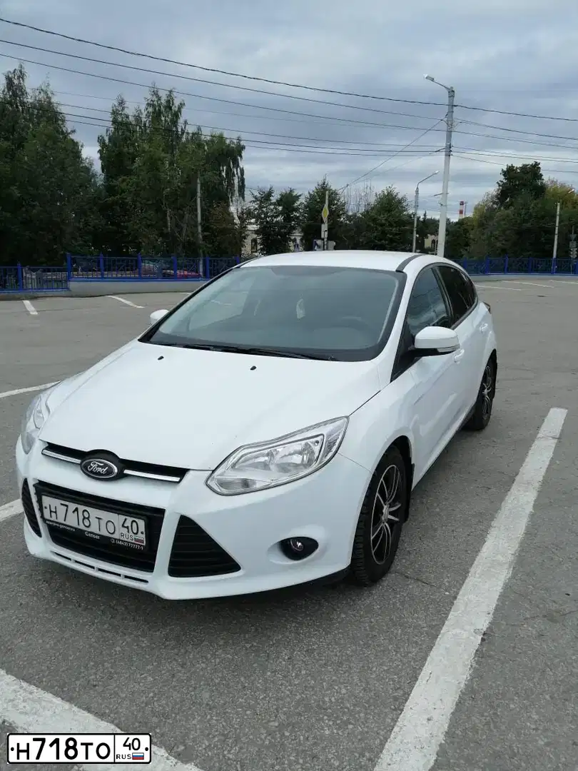 Фото автомобиля FORD FOCUS, 2013 — госномер Н718ТО40. Цвет: БЕЛЫЙ