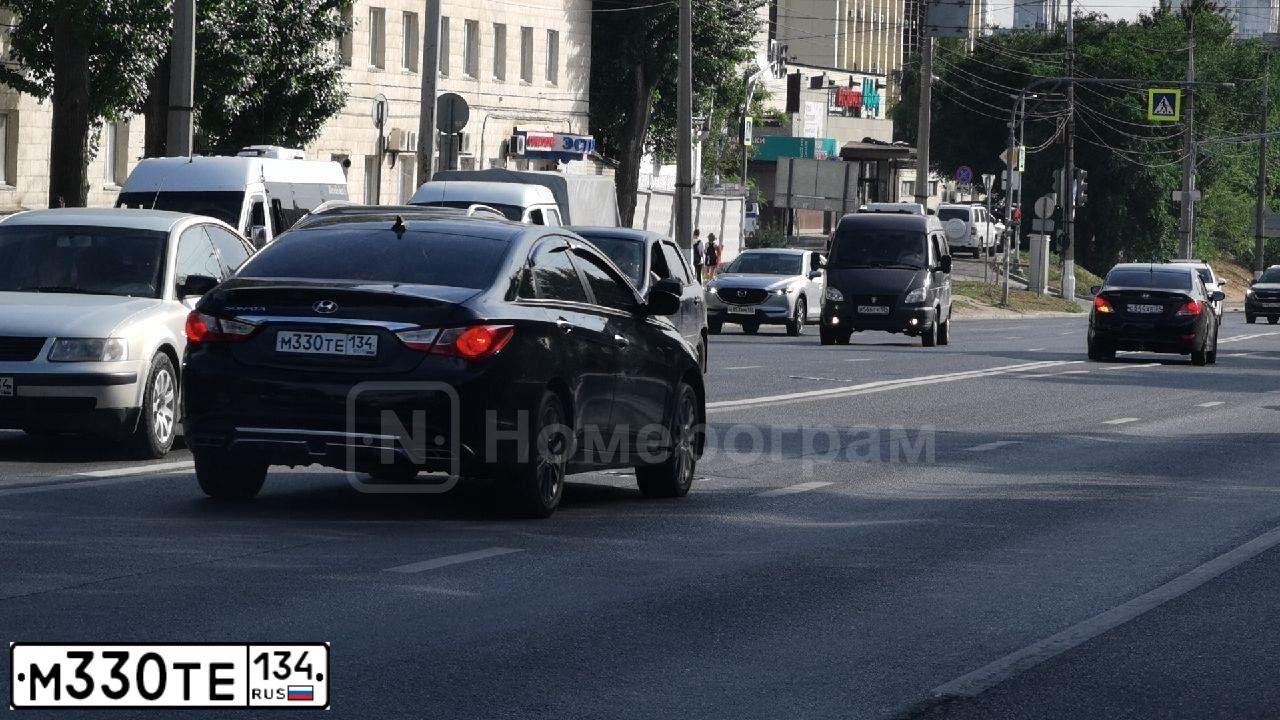 Фото автомобиля HYUNDAI SONATA, 2010 — госномер М330ТЕ134. Цвет: ЧЕРНЫЙ