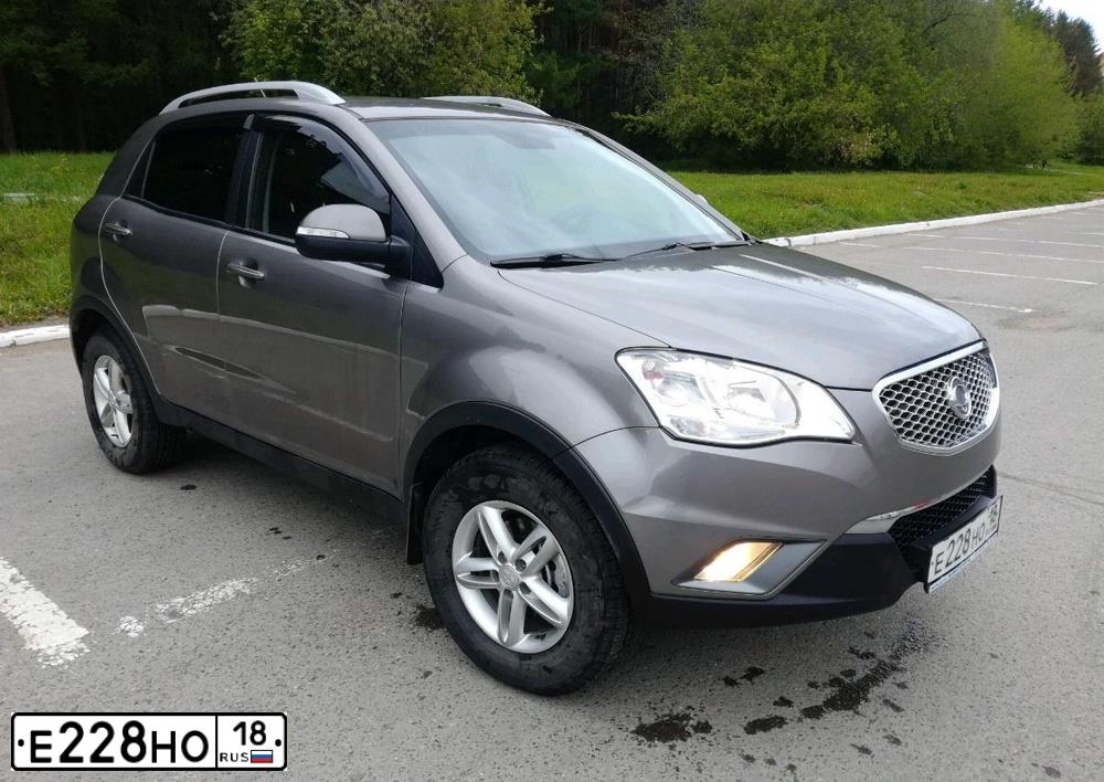 Фото автомобиля SSANGYONG ACTYON, 2012 — госномер Е228НО18. Цвет: ТЕМНО-СЕРЫЙ