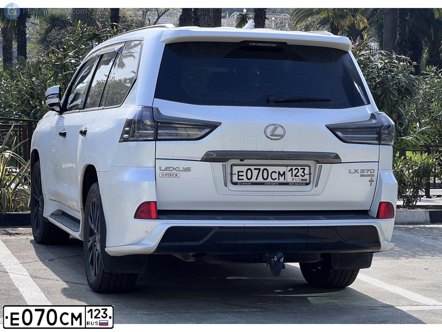 Фото автомобиля LEXUS LX, 2017 — госномер Н002СР93. Цвет: СВЕТЛО-СЕРЫЙ