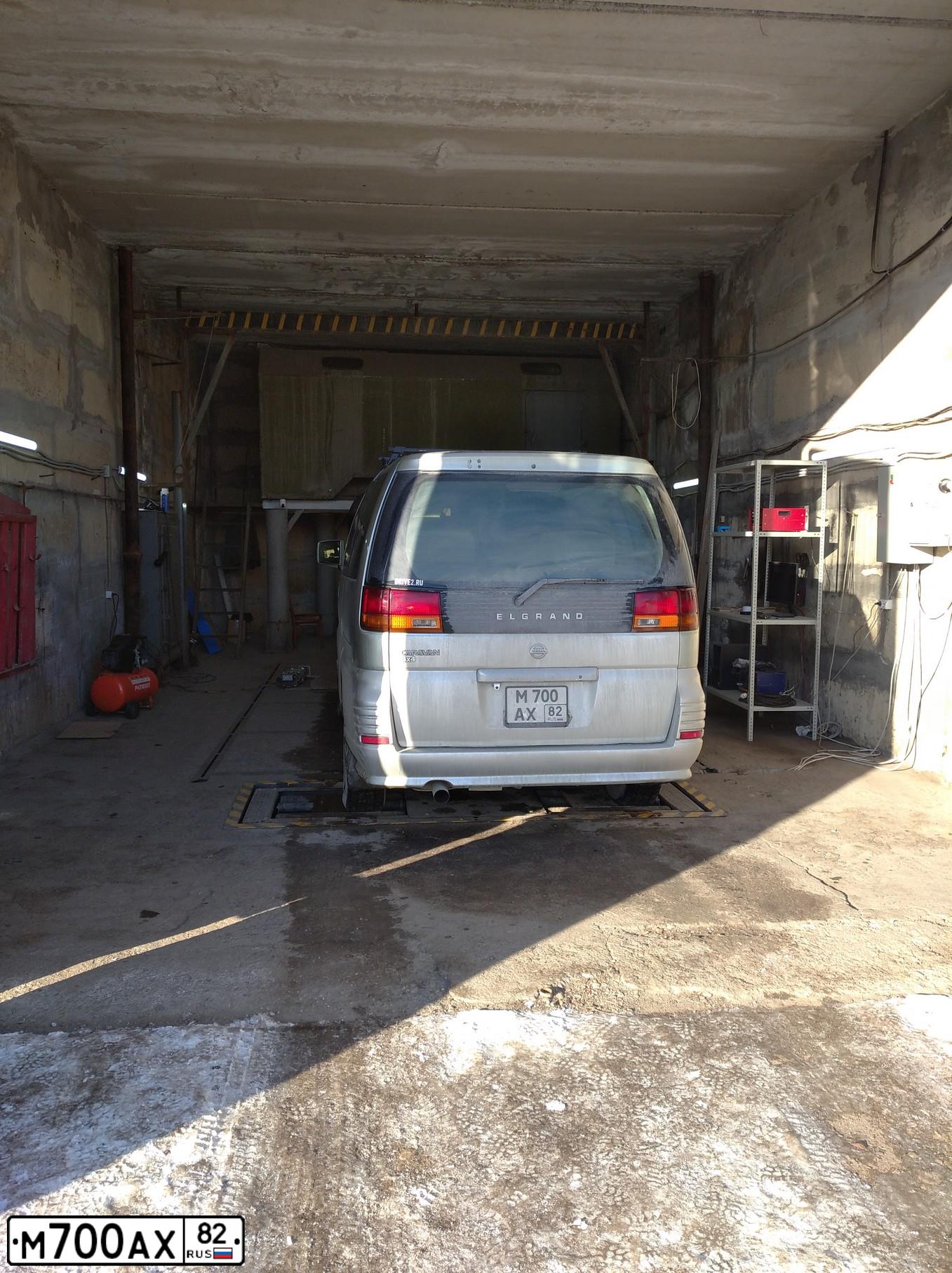 Фото автомобиля НИССАН NISSAN ELGRAND, 1999 — госномер М700АХ82