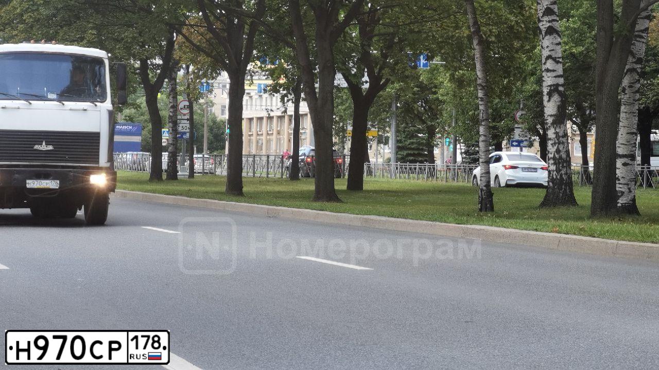Фото автомобиля NISSAN X-TRAIL, 2004 — госномер Н970СР178. Цвет: СЕРЫЙ