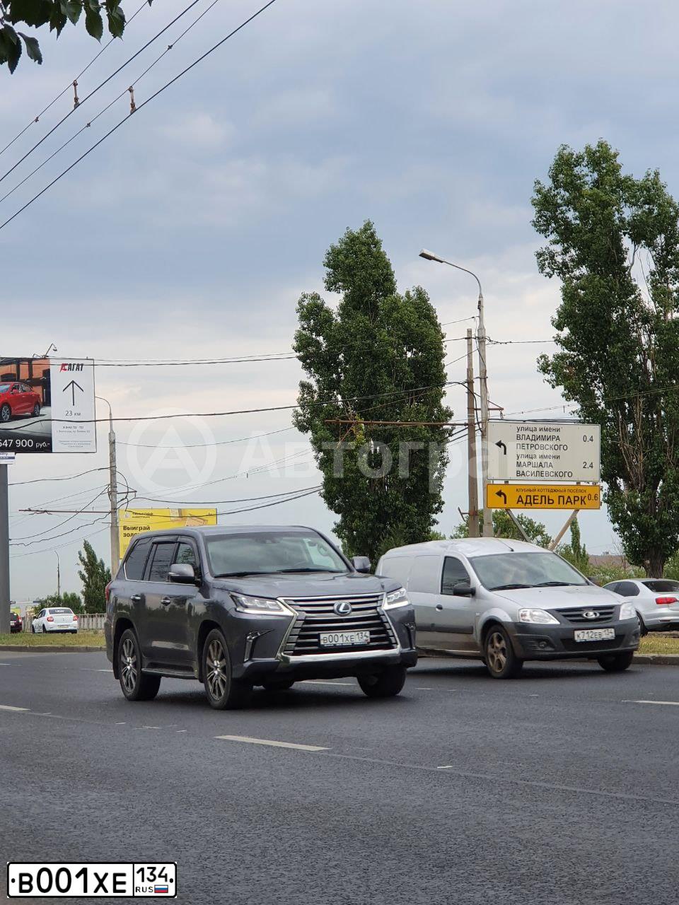 Фото автомобиля LEXUS LX, 2017 — госномер В001ХЕ134. Цвет: Серый