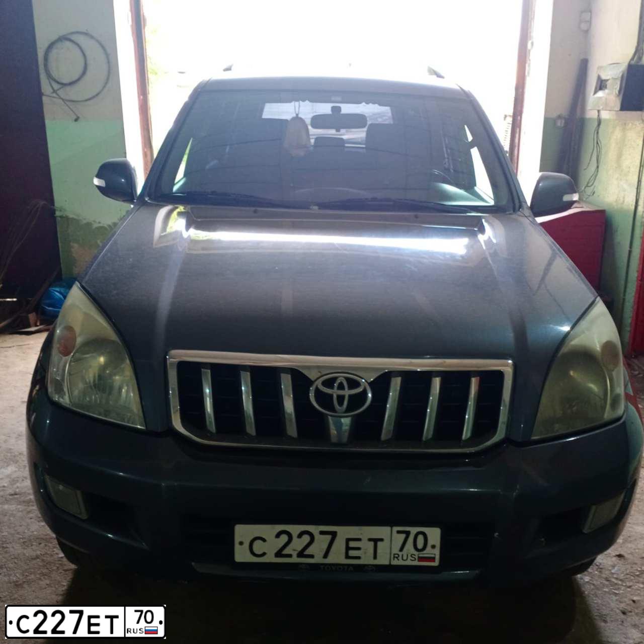 Фото автомобиля TOYOTA LANDCRUISER, 2006 — госномер С227ЕТ70. Цвет: ТЕМНО-СЕРЫЙ