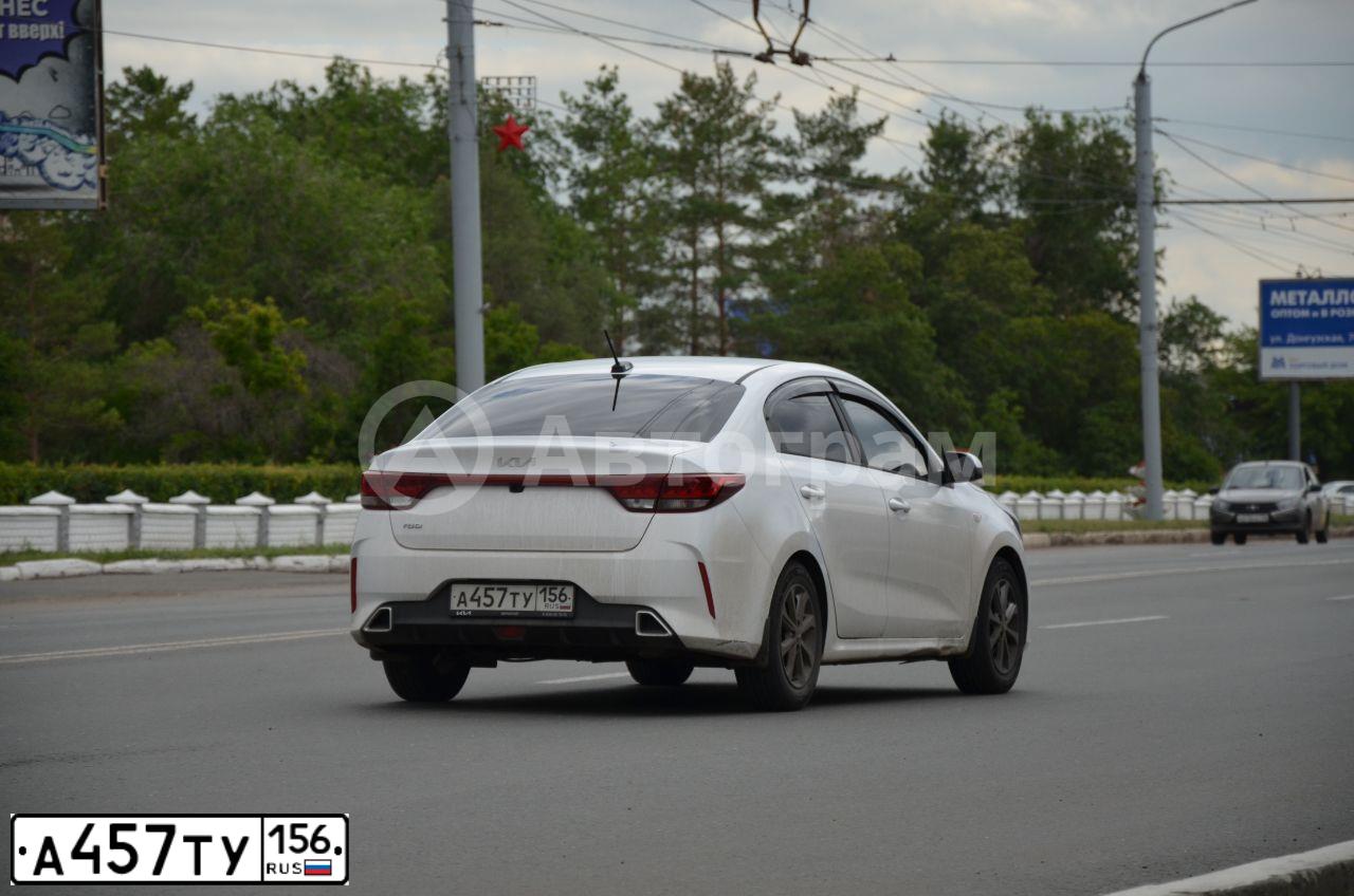 Фото автомобиля KIA RIO, 2021 — госномер А457ТУ156. Цвет: Белый