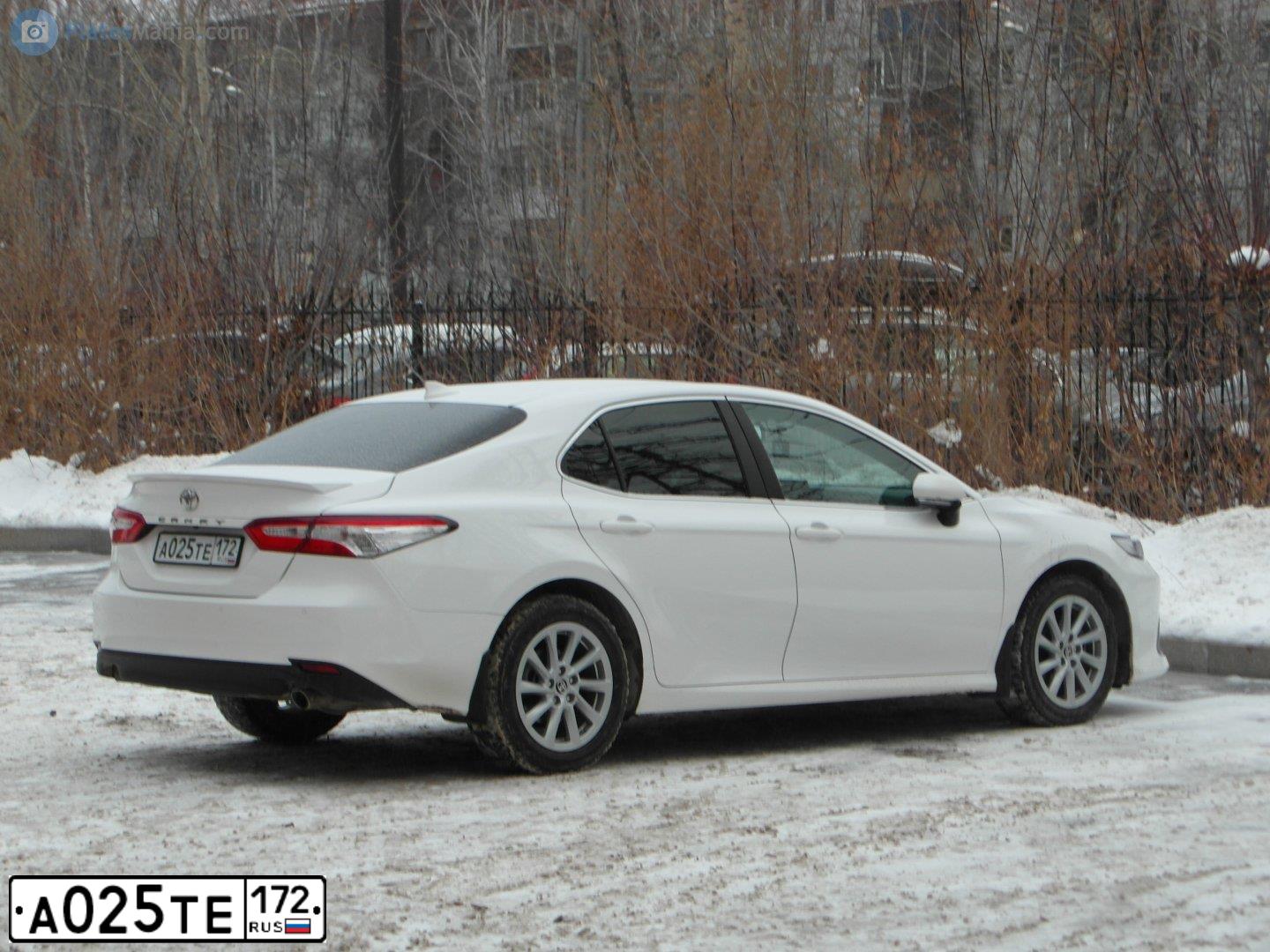 Фото автомобиля TOYOTA CAMRY, 2021 — госномер А025ТЕ172. Цвет: Белый