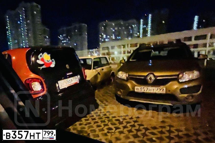 Фото автомобиля RENAULT SANDERO, 2016 — госномер В357НТ799. Цвет: ЗОЛОТИСТО-ЗЕЛЕНЫЙ