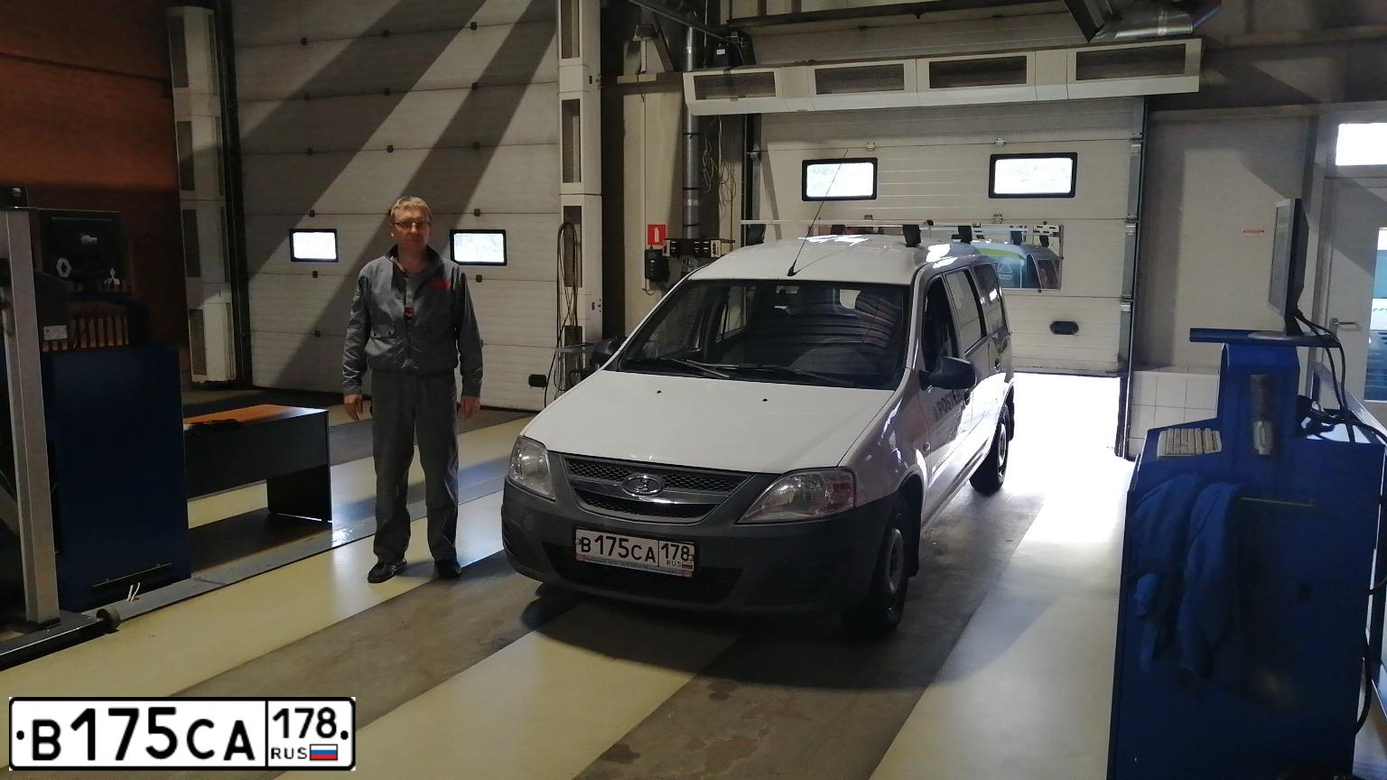 Фото автомобиля LADA LARGUS, 2013 — госномер В175СА178. Цвет: Белый