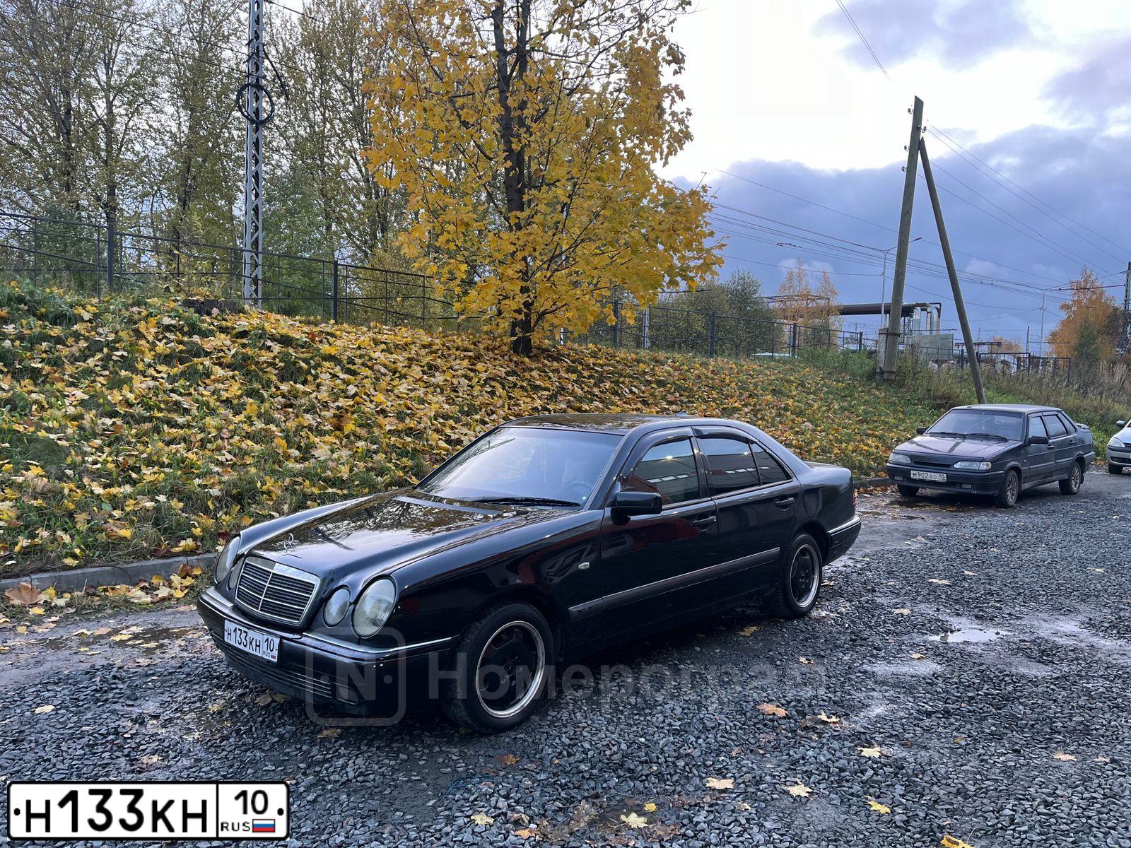 Фото автомобиля MERCEDES E-KLASSE, 1999 — госномер Н133КН10. Цвет: ЧЕРНЫЙ