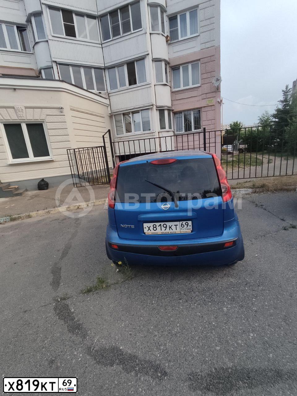 Фото автомобиля NISSAN NOTE, 2006 — госномер Х819КТ69. Цвет: СИНИЙ