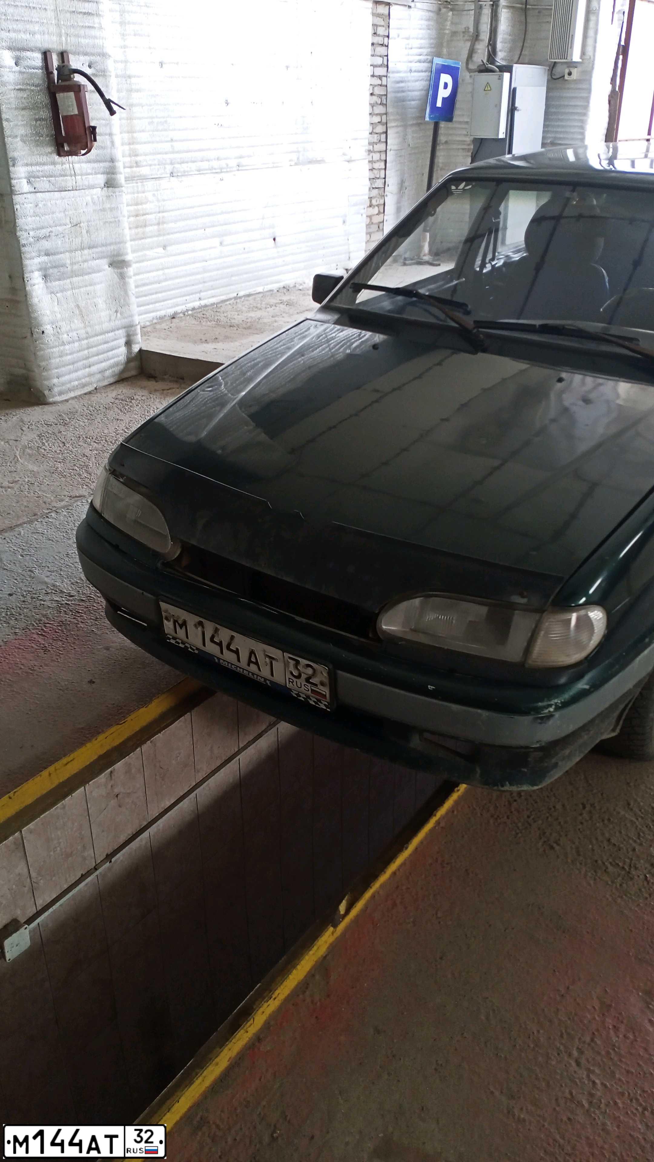 Фото автомобиля LADA 2115 SAMARA, 2003 — госномер М144АТ32. Цвет: Темно-зеленый