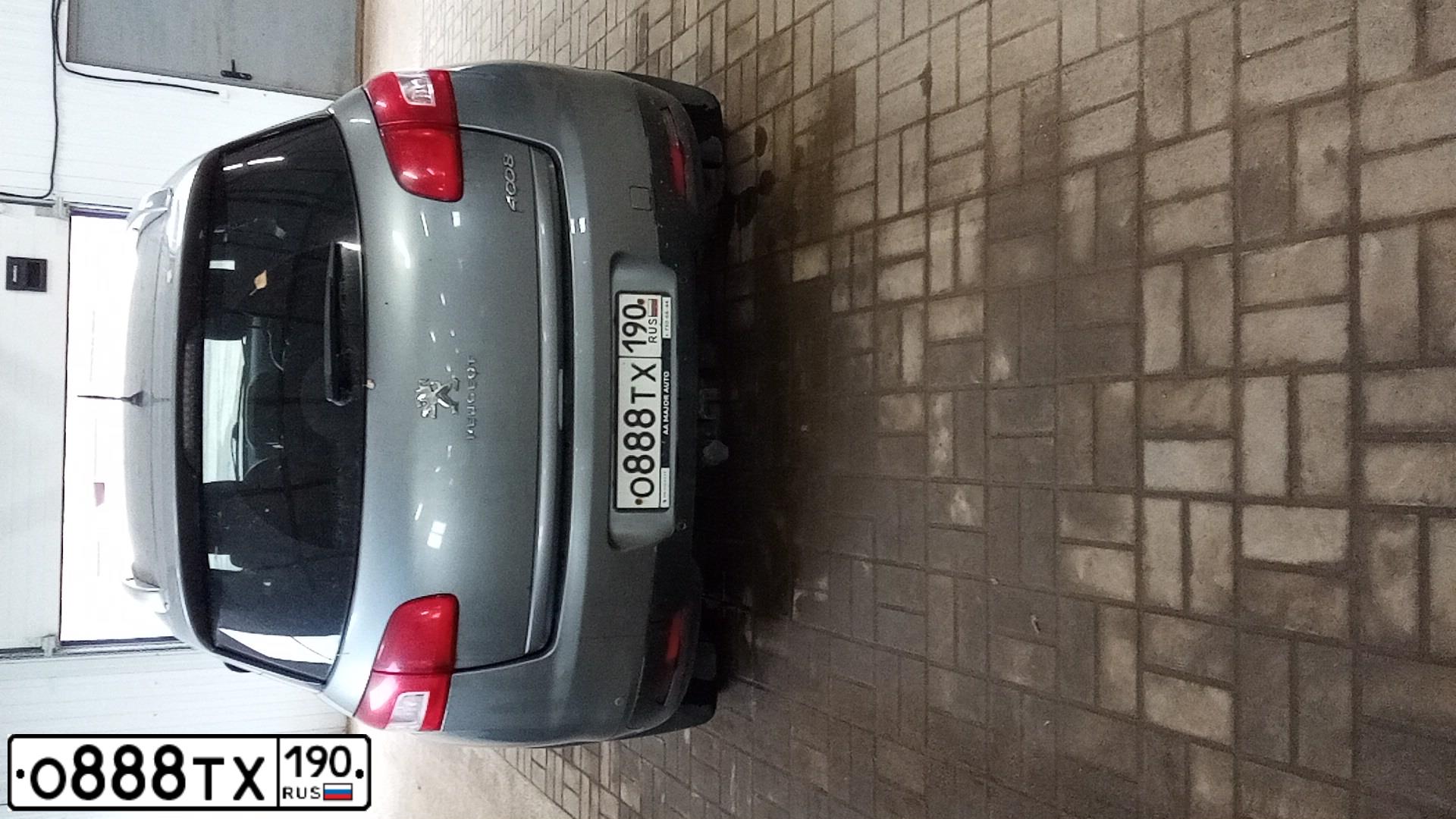 Фото автомобиля PEUGEOT 4008, 2012 — госномер О888ТХ190. Цвет: СЕРЫЙ