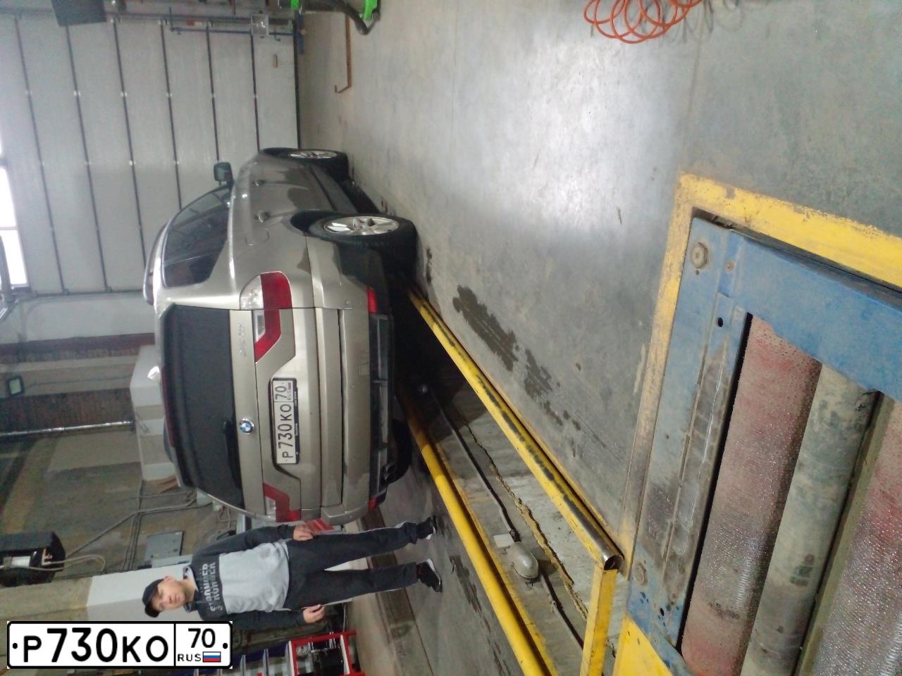Фото автомобиля BMW X3, 2007 — госномер Р730КО70. Цвет: БЕЖЕВЫЙ