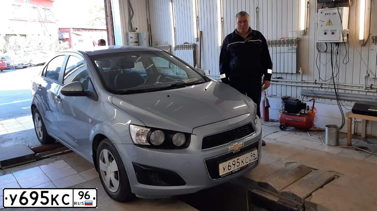 Фото автомобиля CHEVROLET AVEO, 2012 — госномер Т897ВН196. Цвет: голубой