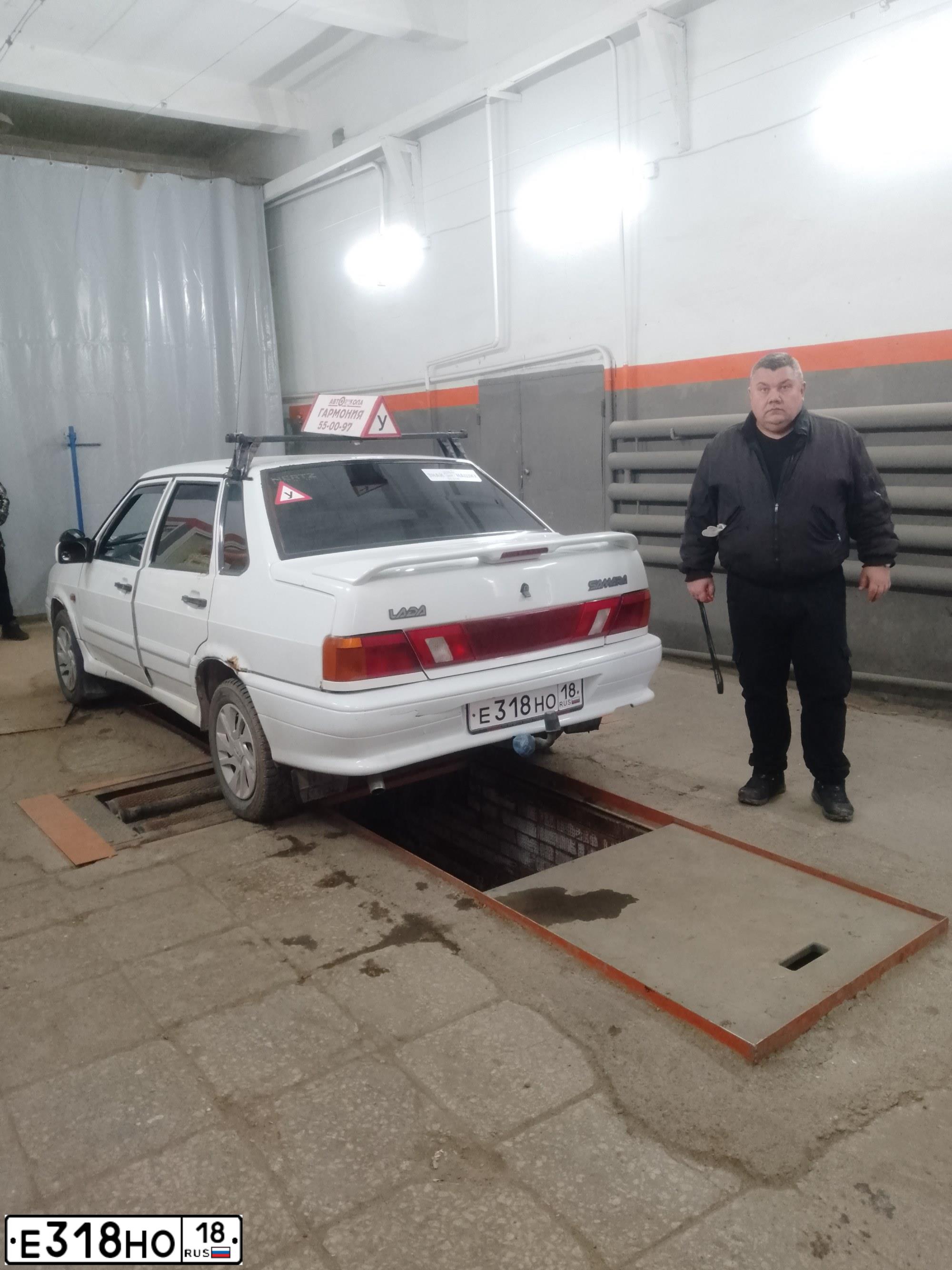 Фото автомобиля LADA 2115 SAMARA, 2011 — госномер Е318НО18. Цвет: Белый