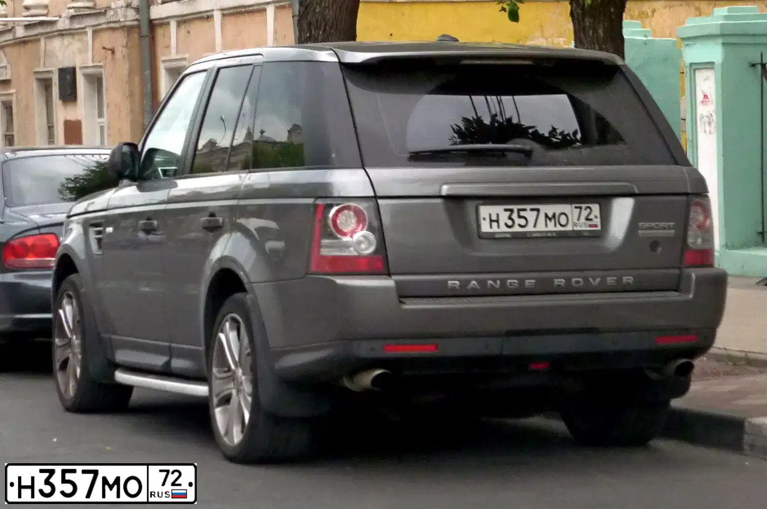 Фото автомобиля LANDROVER RANGE ROVER SPORT, 2011 — госномер Н357МО72. Цвет: ТЕМНО-СЕРЫЙ