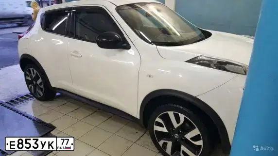 Фото автомобиля NISSAN JUKE, 2013 — госномер Е561ХХ161. Цвет: Белый