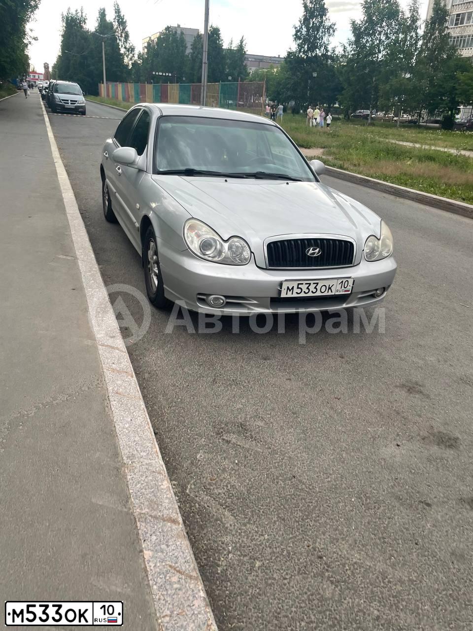 Фото автомобиля HYUNDAI SONATA, 2005 — госномер М533ОК10. Цвет: СЕРЫЙ