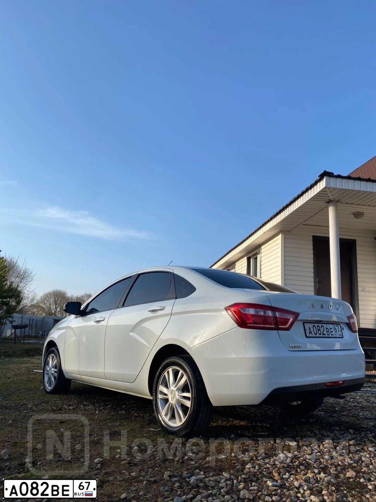 Фото автомобиля LADA VESTA, 2017 — госномер А082ВЕ67. Цвет: БЕЛЫЙ