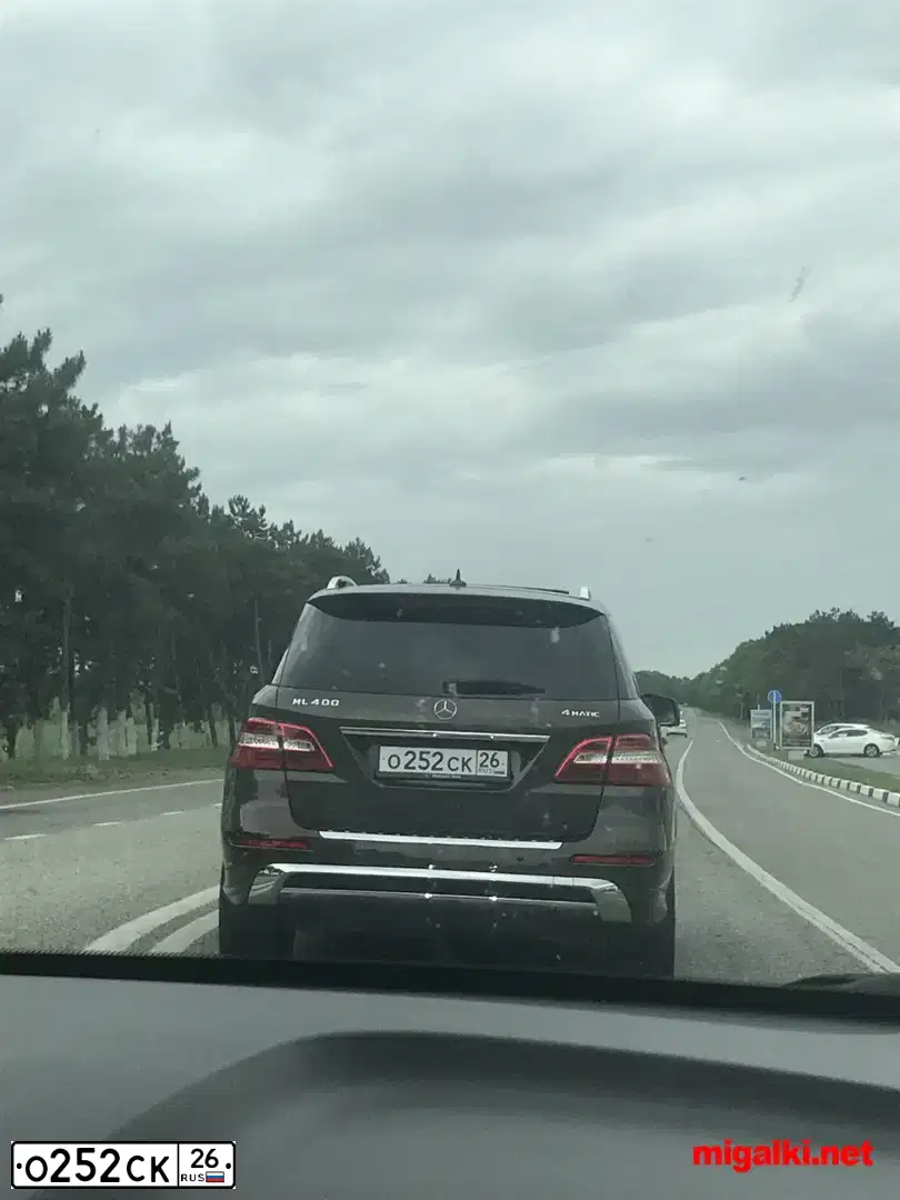 Фото автомобиля MERCEDES M-KLASSE, 2014 — госномер О252СК26. Цвет: Коричневый